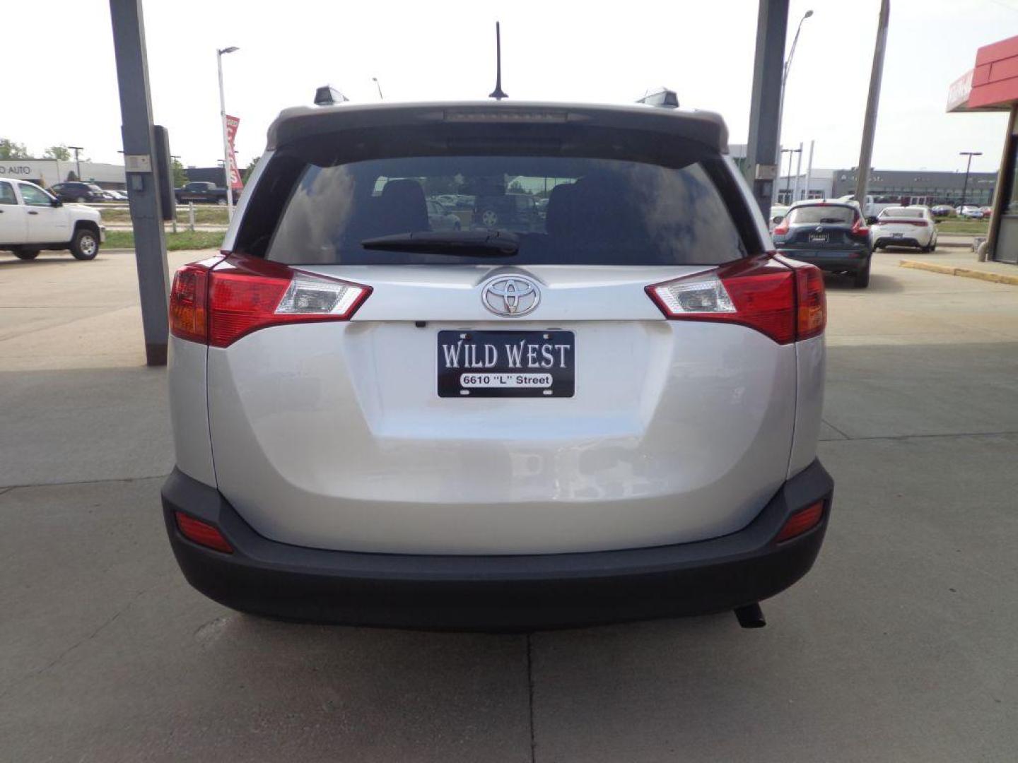 2015 SILVER TOYOTA RAV4 XLE (2T3RFREV3FW) with an 2.5L engine, Automatic transmission, located at 6610 L St., Omaha, NE, 68117, (402) 731-7800, 41.212872, -96.014702 - Photo#4