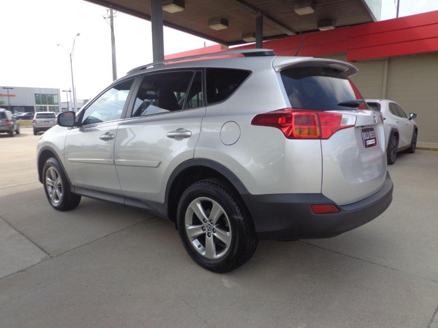 2015 SILVER TOYOTA RAV4 XLE (2T3RFREV3FW) with an 2.5L engine, Automatic transmission, located at 6610 L St., Omaha, NE, 68117, (402) 731-7800, 41.212872, -96.014702 - Photo#5