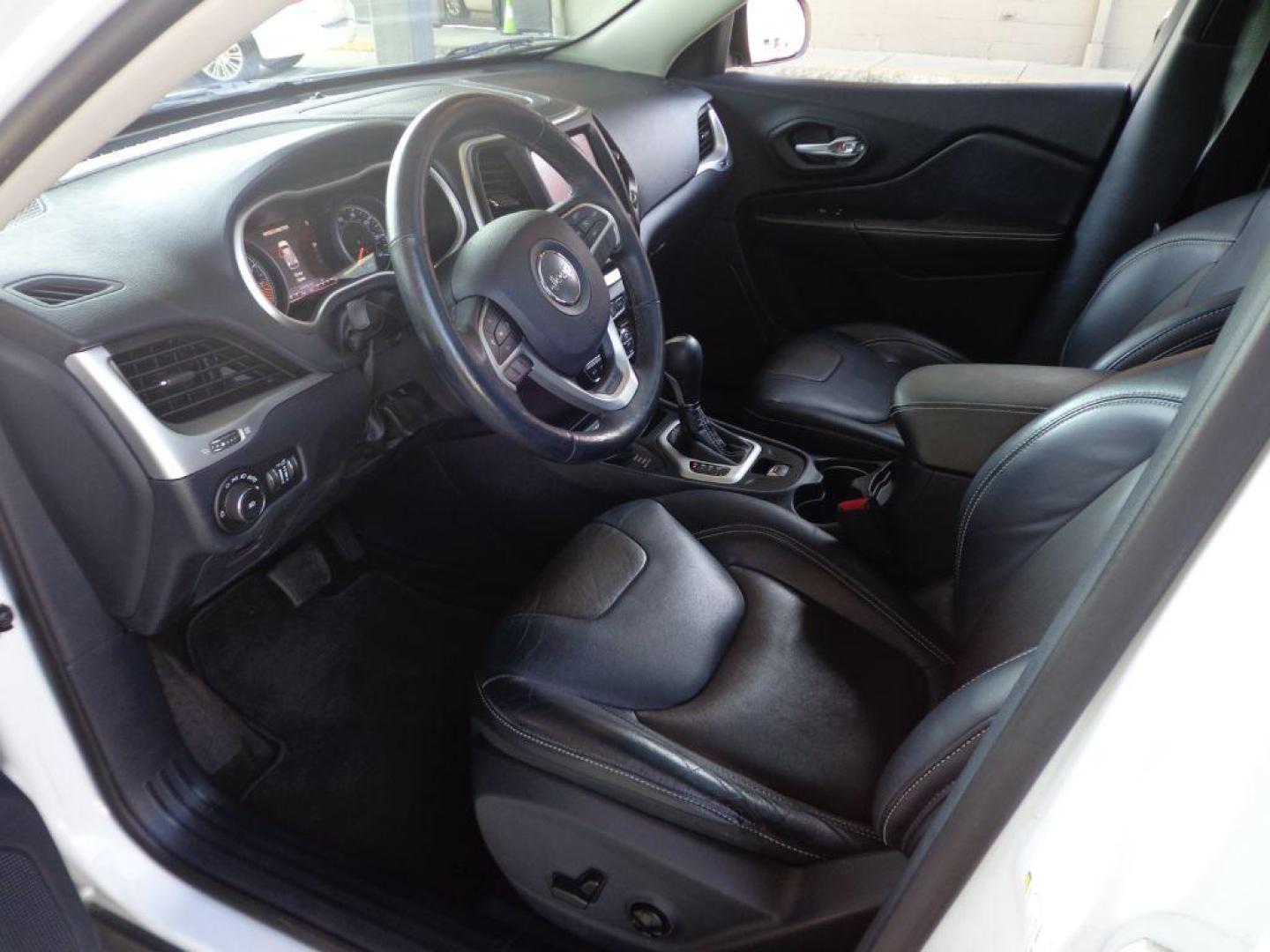 2015 WHITE JEEP CHEROKEE LIMITED (1C4PJMDS6FW) with an 3.2L engine, Automatic transmission, located at 6610 L St., Omaha, NE, 68117, (402) 731-7800, 41.212872, -96.014702 - Photo#14