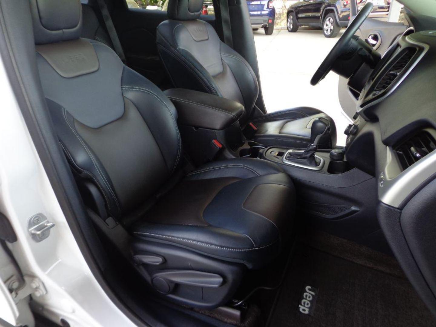 2015 WHITE JEEP CHEROKEE LIMITED (1C4PJMDS6FW) with an 3.2L engine, Automatic transmission, located at 6610 L St., Omaha, NE, 68117, (402) 731-7800, 41.212872, -96.014702 - Photo#16