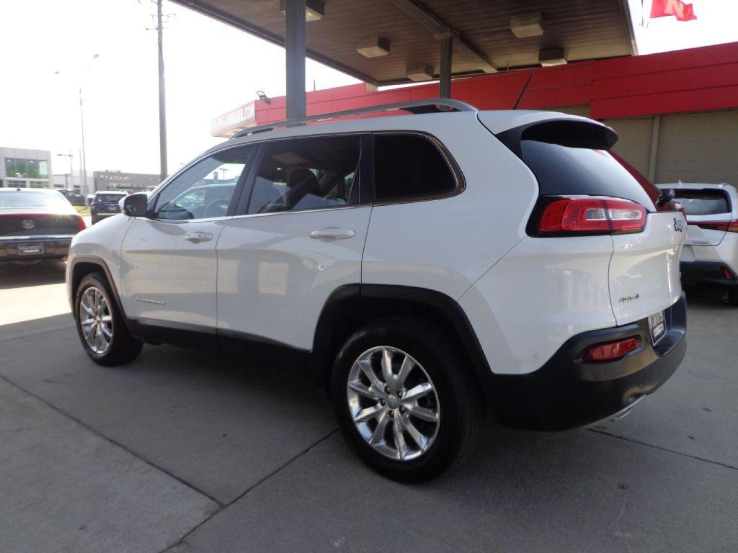 2015 WHITE JEEP CHEROKEE LIMITED (1C4PJMDS6FW) with an 3.2L engine, Automatic transmission, located at 6610 L St., Omaha, NE, 68117, (402) 731-7800, 41.212872, -96.014702 - Photo#5