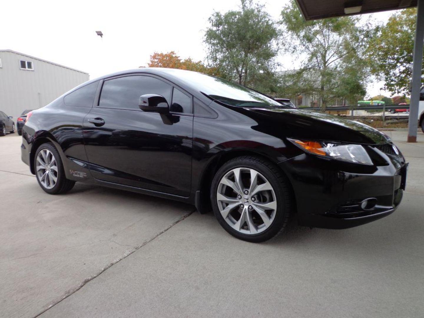 2012 BLACK HONDA CIVIC SI (2HGFG4A56CH) with an 2.4L engine, 6-Speed Manual transmission, located at 6610 L St., Omaha, NE, 68117, (402) 731-7800, 41.212872, -96.014702 - Photo#2