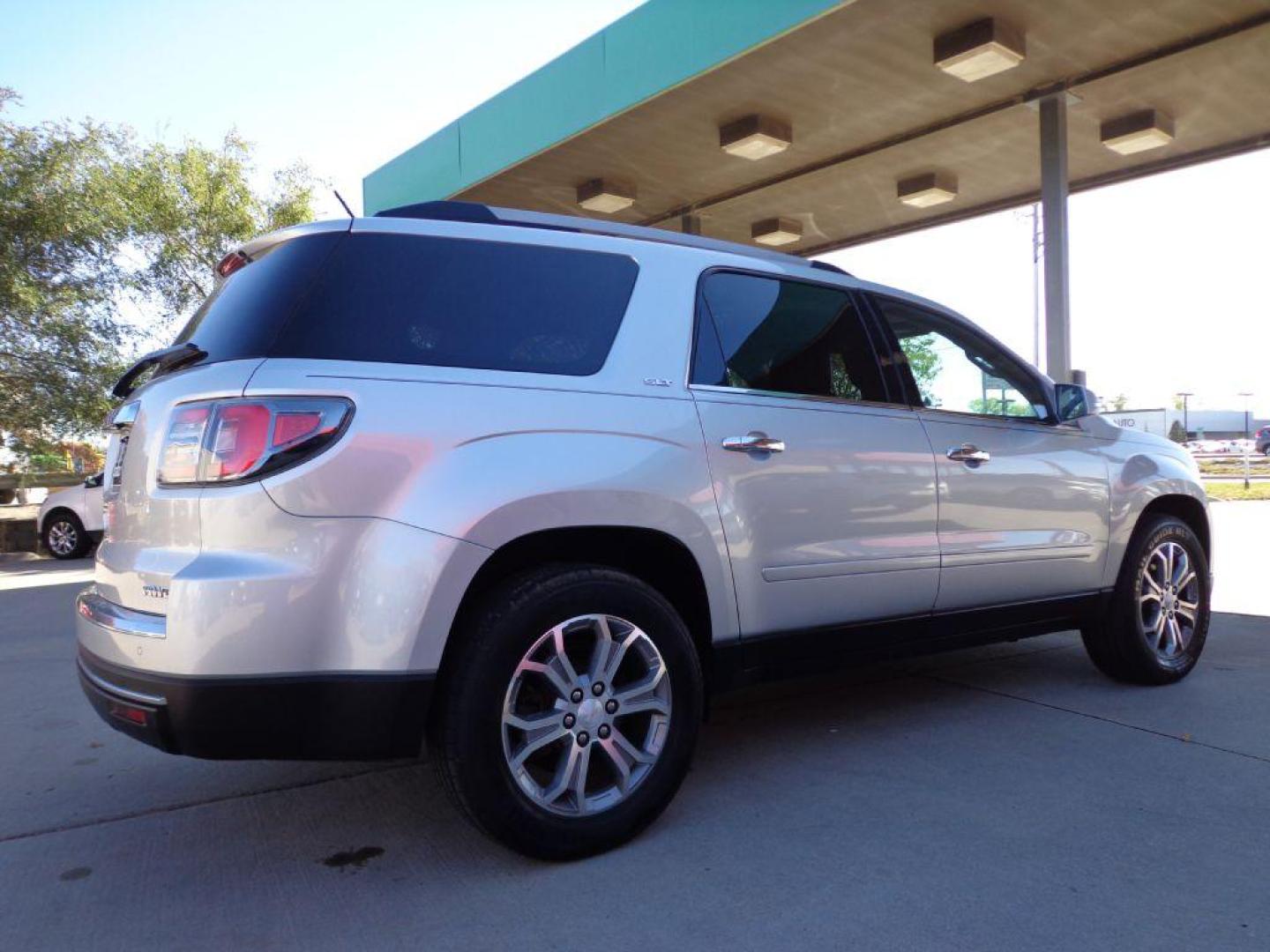 2014 SILVER GMC ACADIA SLT-1 (1GKKVRKD7EJ) with an 3.6L engine, Automatic transmission, located at 6610 L St., Omaha, NE, 68117, (402) 731-7800, 41.212872, -96.014702 - Photo#3