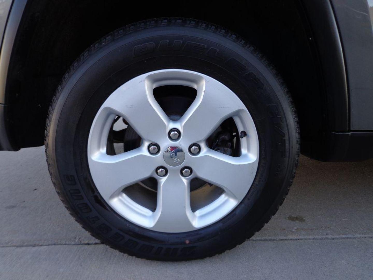 2012 GRAY JEEP GRAND CHEROKEE LAREDO (1C4RJFAG7CC) with an 3.6L engine, Automatic transmission, located at 6610 L St., Omaha, NE, 68117, (402) 731-7800, 41.212872, -96.014702 - 2-OWNER CLEAN CARFAX LOW MILEAGE LOADED WITH HEATED LEATHER, SUNROOF, NAV AND BACKUP CAM! *****We have found that most customers do the majority of their shopping online before visiting a dealership. For this reason we feel it necessary to have a competitive price on our used vehicles right up - Photo#9