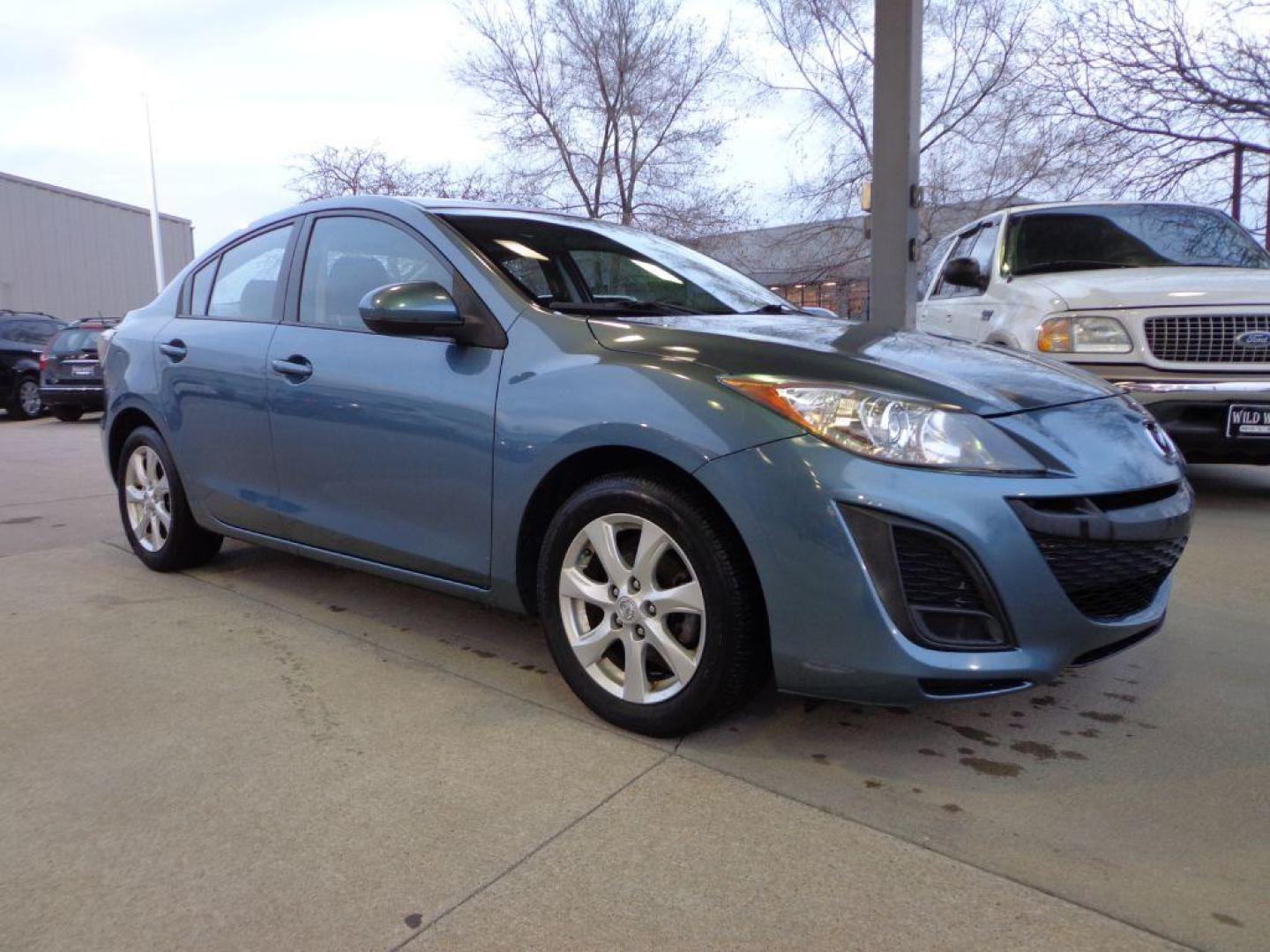 2011 BLUE MAZDA 3 I TOURING (JM1BL1VG5B1) with an 2.0L engine, Automatic transmission, located at 6610 L St., Omaha, NE, 68117, (402) 731-7800, 41.212872, -96.014702 - 1-OWNER CLEAN CARFAX LOW MILEAGE WITH A SUNROOF! *****We have found that most customers do the majority of their shopping online before visiting a dealership. For this reason we feel it necessary to have a competitive price on our used vehicles right up front. We spend time researching the regi - Photo#2