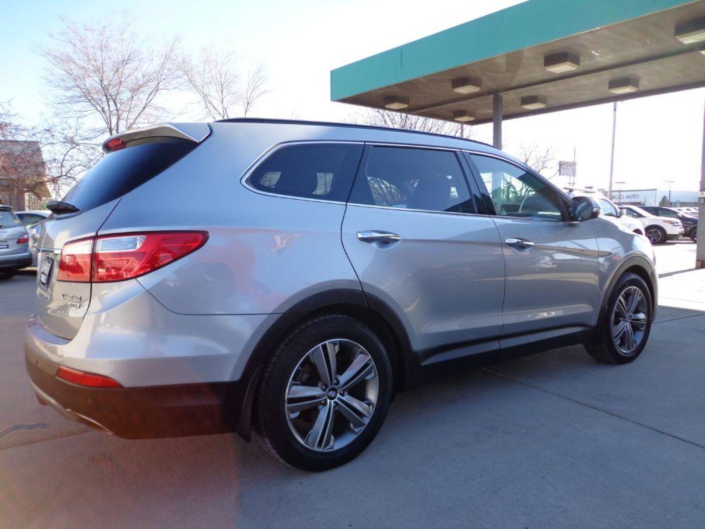 2014 GRAY HYUNDAI SANTA FE LIMITED (KM8SRDHF2EU) with an 3.3L engine, Automatic transmission, located at 6610 L St., Omaha, NE, 68117, (402) 731-7800, 41.212872, -96.014702 - Photo#3