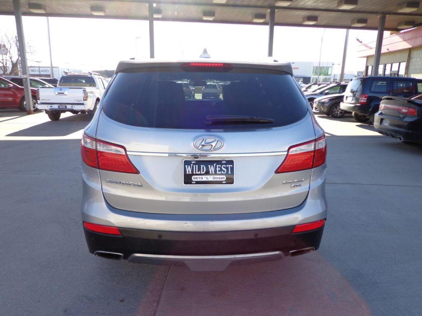 2014 GRAY HYUNDAI SANTA FE LIMITED (KM8SRDHF2EU) with an 3.3L engine, Automatic transmission, located at 6610 L St., Omaha, NE, 68117, (402) 731-7800, 41.212872, -96.014702 - Photo#4