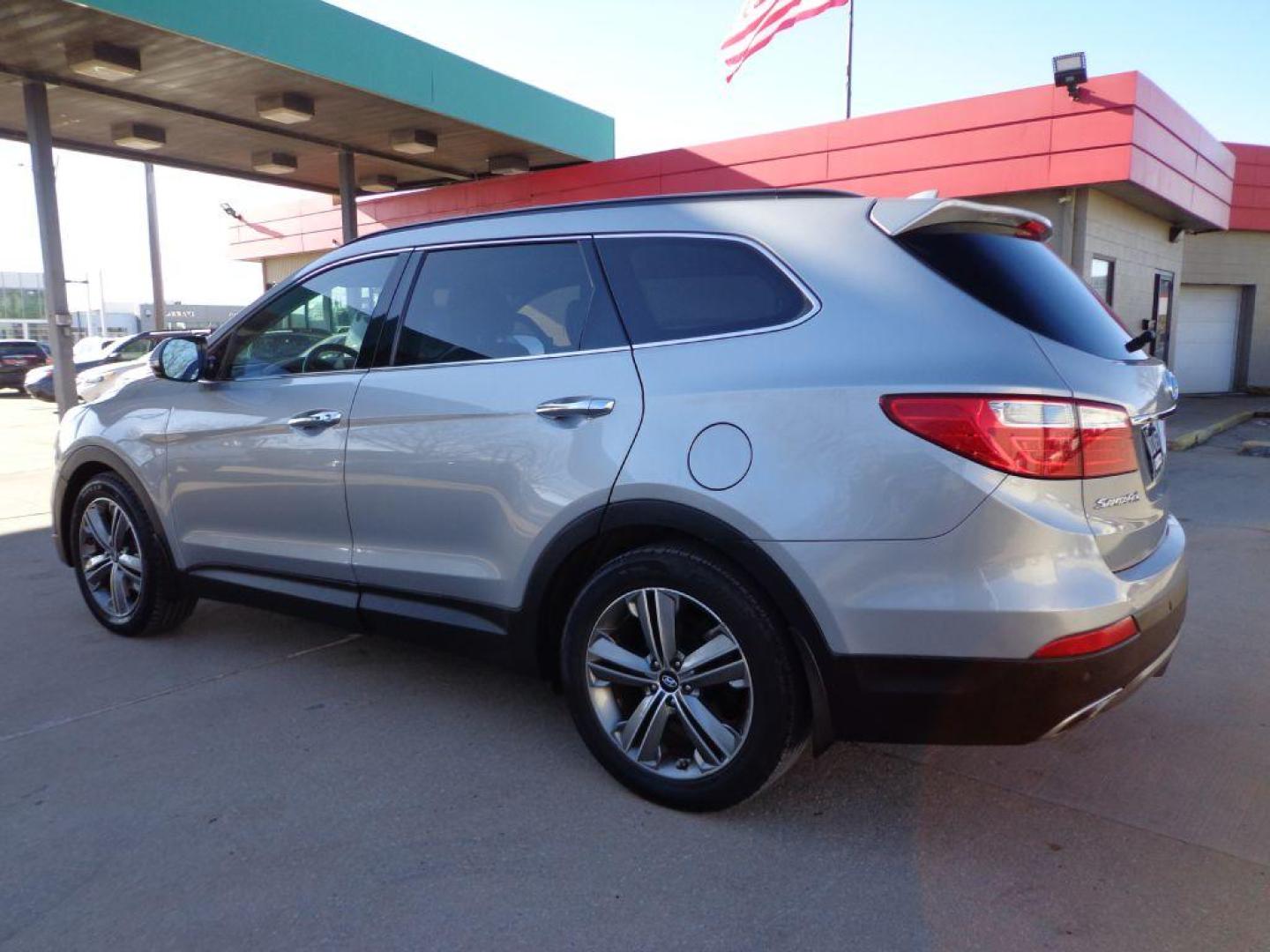 2014 GRAY HYUNDAI SANTA FE LIMITED (KM8SRDHF2EU) with an 3.3L engine, Automatic transmission, located at 6610 L St., Omaha, NE, 68117, (402) 731-7800, 41.212872, -96.014702 - Photo#5