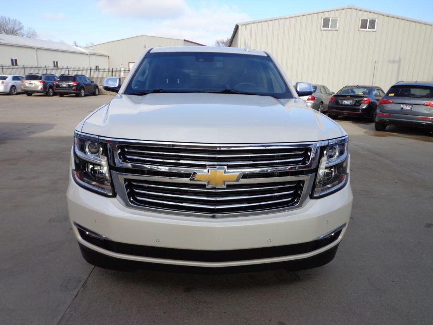 2015 WHITE CHEVROLET SUBURBAN 1500 LTZ (1GNSKKKC6FR) with an 5.3L engine, Automatic transmission, located at 6610 L St., Omaha, NE, 68117, (402) 731-7800, 41.212872, -96.014702 - Photo#1