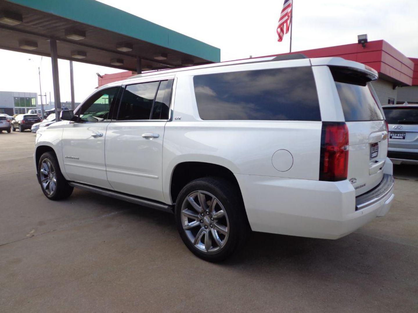 2015 WHITE CHEVROLET SUBURBAN 1500 LTZ (1GNSKKKC6FR) with an 5.3L engine, Automatic transmission, located at 6610 L St., Omaha, NE, 68117, (402) 731-7800, 41.212872, -96.014702 - Photo#5