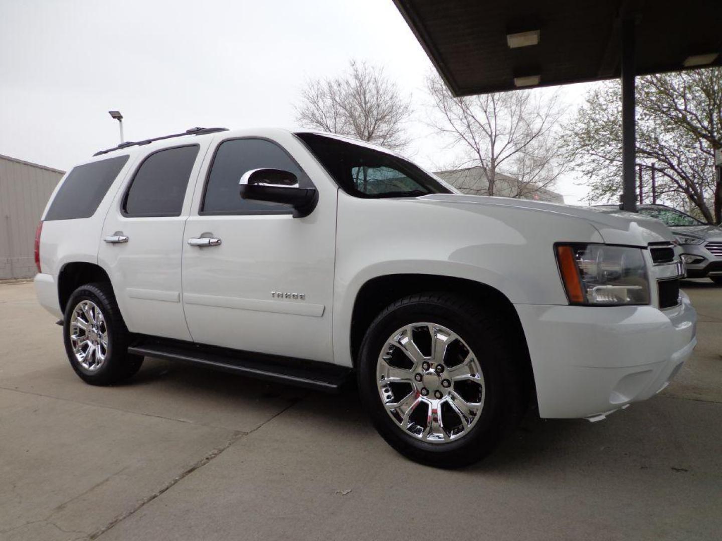 2008 WHITE CHEVROLET TAHOE 1500 (1GNFK13058R) with an 5.3L engine, Automatic transmission, located at 6610 L St., Omaha, NE, 68117, (402) 731-7800, 41.212872, -96.014702 - FRESH TRADE-IN RUNS AND DRIVES WELL WITH NEWER TIRES! *****We have found that most customers do the majority of their shopping online before visiting a dealership. For this reason we feel it necessary to have a competitive price on our used vehicles right up front. We spend time researching t - Photo#2