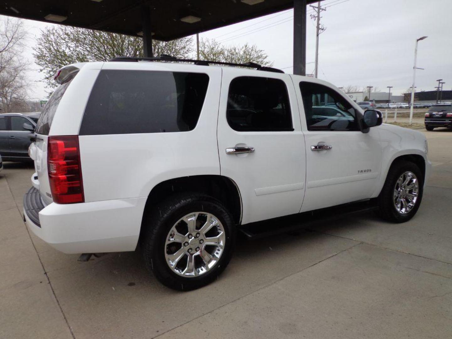 2008 WHITE CHEVROLET TAHOE 1500 (1GNFK13058R) with an 5.3L engine, Automatic transmission, located at 6610 L St., Omaha, NE, 68117, (402) 731-7800, 41.212872, -96.014702 - FRESH TRADE-IN RUNS AND DRIVES WELL WITH NEWER TIRES! *****We have found that most customers do the majority of their shopping online before visiting a dealership. For this reason we feel it necessary to have a competitive price on our used vehicles right up front. We spend time researching t - Photo#3