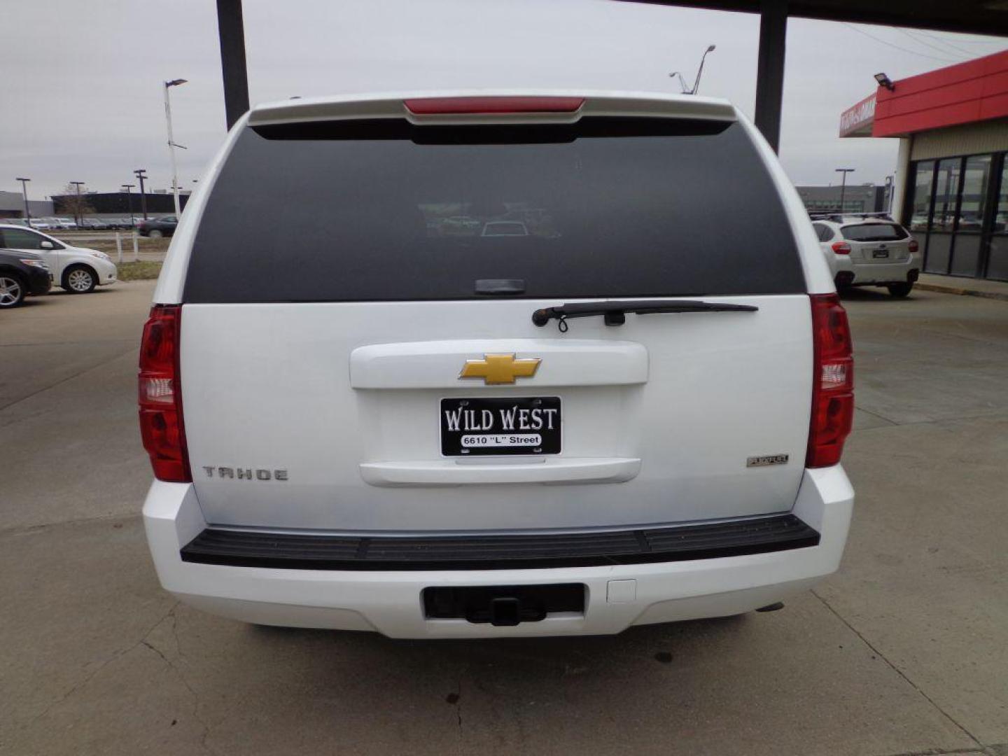 2008 WHITE CHEVROLET TAHOE 1500 (1GNFK13058R) with an 5.3L engine, Automatic transmission, located at 6610 L St., Omaha, NE, 68117, (402) 731-7800, 41.212872, -96.014702 - FRESH TRADE-IN RUNS AND DRIVES WELL WITH NEWER TIRES! *****We have found that most customers do the majority of their shopping online before visiting a dealership. For this reason we feel it necessary to have a competitive price on our used vehicles right up front. We spend time researching t - Photo#4