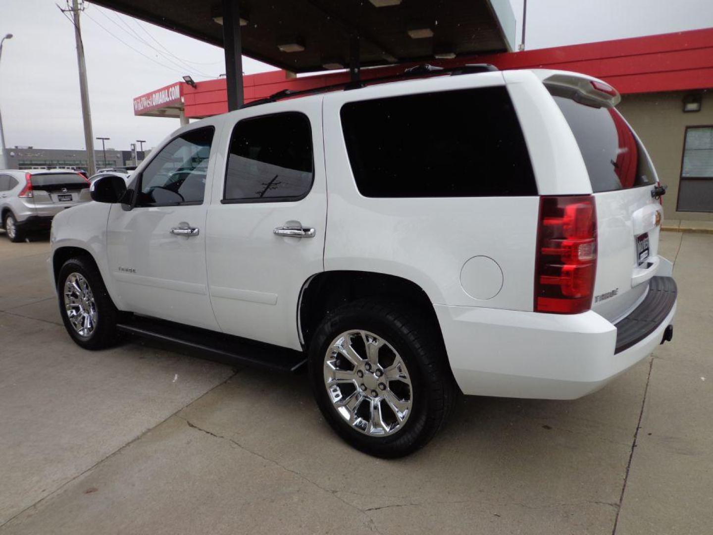 2008 WHITE CHEVROLET TAHOE 1500 (1GNFK13058R) with an 5.3L engine, Automatic transmission, located at 6610 L St., Omaha, NE, 68117, (402) 731-7800, 41.212872, -96.014702 - FRESH TRADE-IN RUNS AND DRIVES WELL WITH NEWER TIRES! *****We have found that most customers do the majority of their shopping online before visiting a dealership. For this reason we feel it necessary to have a competitive price on our used vehicles right up front. We spend time researching t - Photo#5