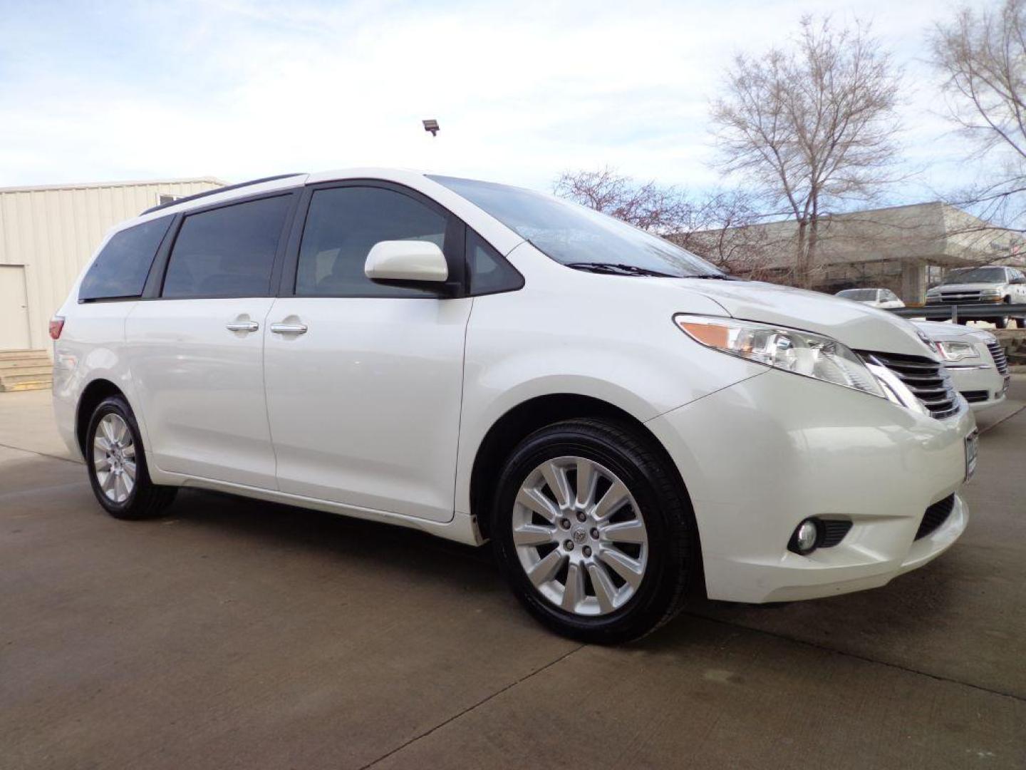 2015 WHITE TOYOTA SIENNA XLE (5TDDK3DC2FS) with an 3.5L engine, Automatic transmission, located at 6610 L St., Omaha, NE, 68117, (402) 731-7800, 41.212872, -96.014702 - Photo#2