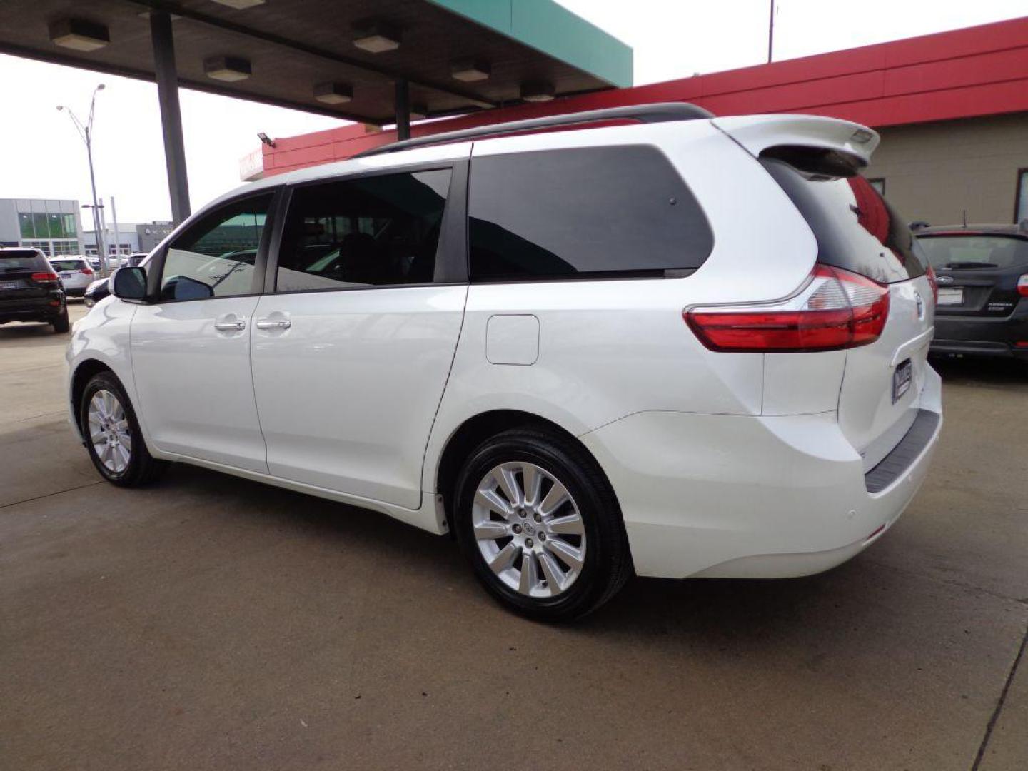 2015 WHITE TOYOTA SIENNA XLE (5TDDK3DC2FS) with an 3.5L engine, Automatic transmission, located at 6610 L St., Omaha, NE, 68117, (402) 731-7800, 41.212872, -96.014702 - Photo#5