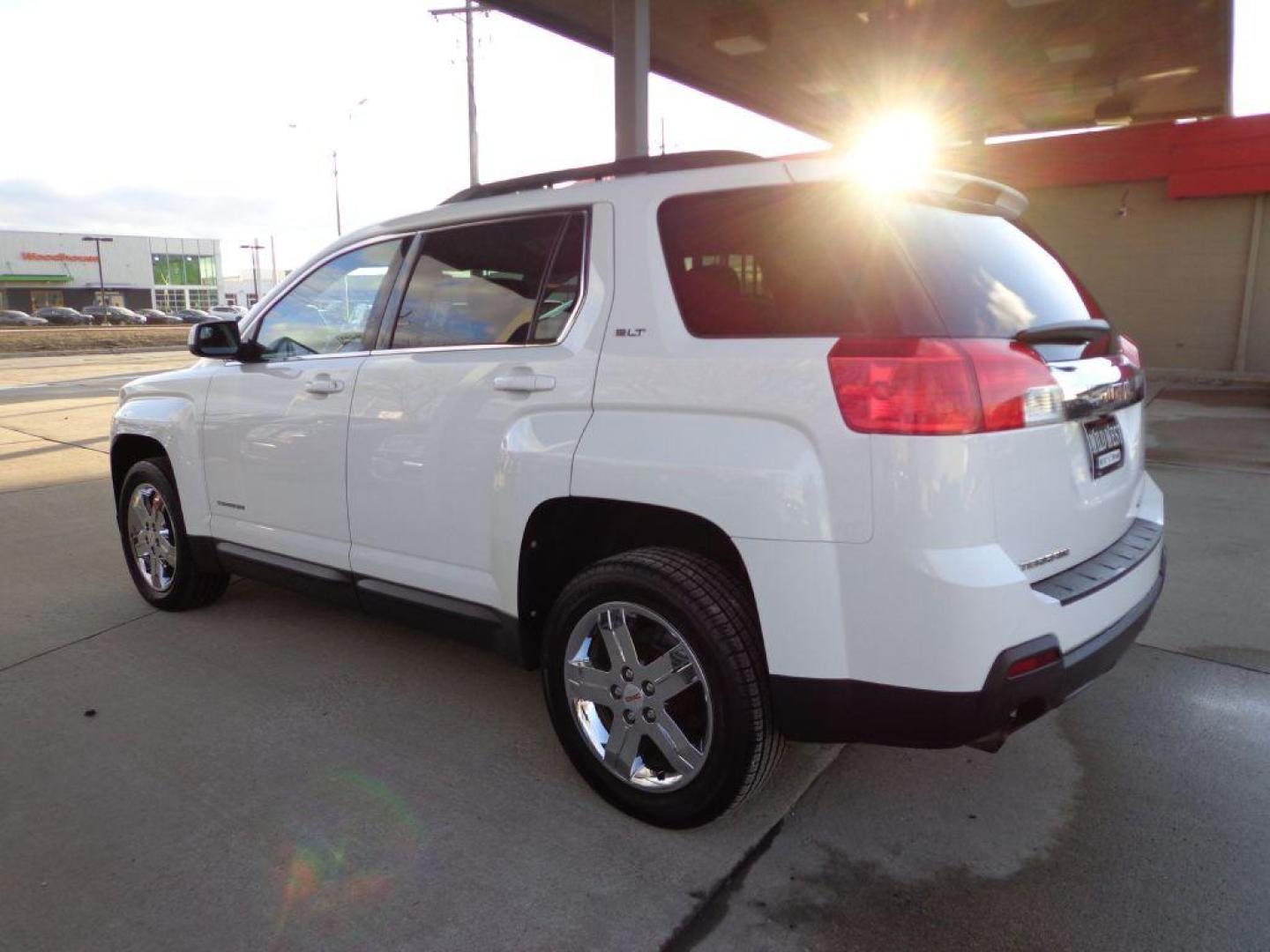 2012 WHITE GMC TERRAIN SLT (2GKFLVE58C6) with an 3.0L engine, Automatic transmission, located at 6610 L St., Omaha, NE, 68117, (402) 731-7800, 41.212872, -96.014702 - SHARP LOW MILE SLT V6 WITH HEATED LEATHER, BACKUP CAM, SUNROOF AND NEWER TIRES! *****We have found that most customers do the majority of their shopping online before visiting a dealership. For this reason we feel it necessary to have a competitive price on our used vehicles right up front. We - Photo#5