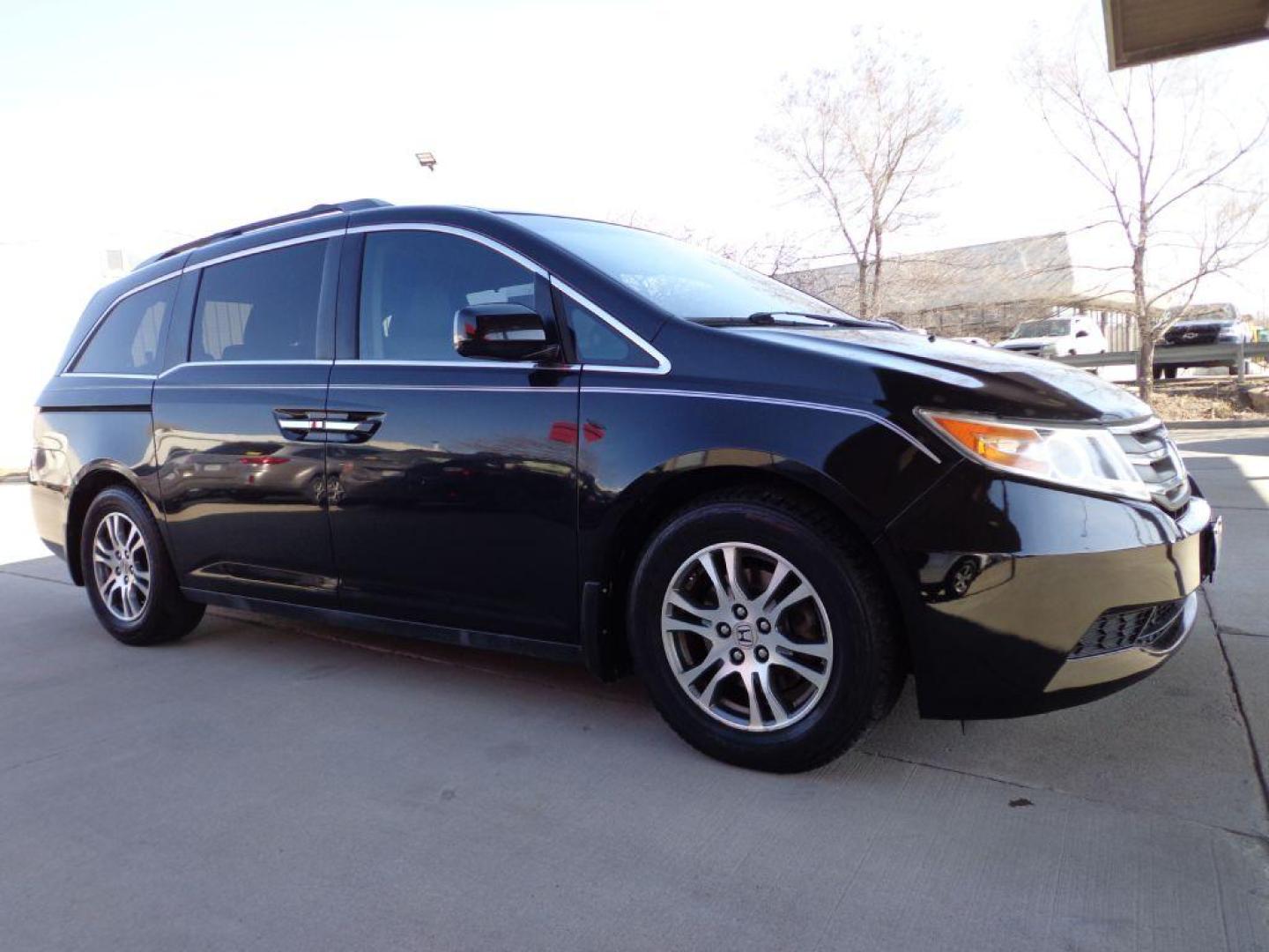 2013 BLACK HONDA ODYSSEY EXL (5FNRL5H66DB) with an 3.5L engine, Automatic transmission, located at 6610 L St., Omaha, NE, 68117, (402) 731-7800, 41.212872, -96.014702 - Photo#2