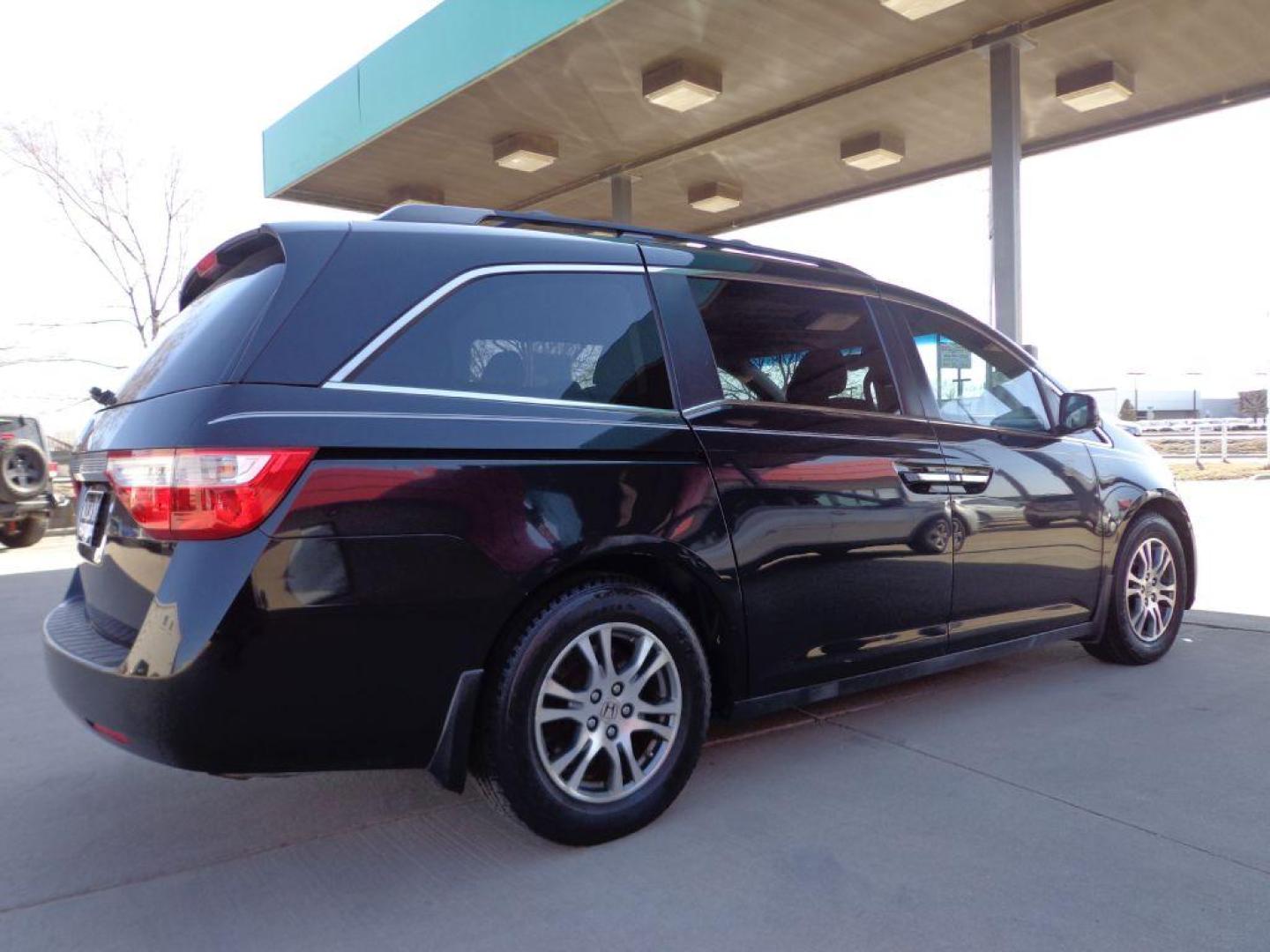 2013 BLACK HONDA ODYSSEY EXL (5FNRL5H66DB) with an 3.5L engine, Automatic transmission, located at 6610 L St., Omaha, NE, 68117, (402) 731-7800, 41.212872, -96.014702 - Photo#3