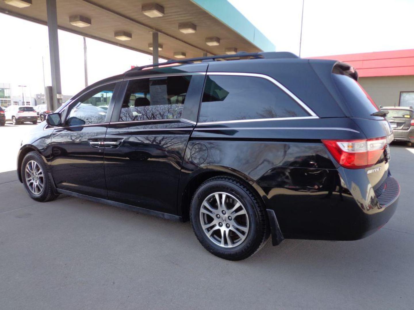 2013 BLACK HONDA ODYSSEY EXL (5FNRL5H66DB) with an 3.5L engine, Automatic transmission, located at 6610 L St., Omaha, NE, 68117, (402) 731-7800, 41.212872, -96.014702 - Photo#5