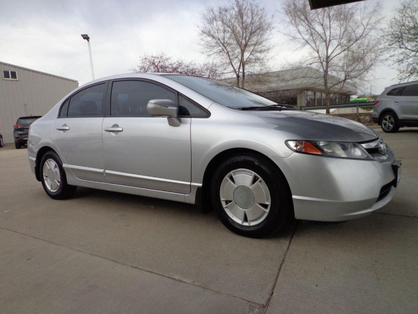 2008 SILVER HONDA CIVIC HYBRID (JHMFA36228S) with an 1.3L engine, Continuously Variable transmission, located at 6610 L St., Omaha, NE, 68117, (402) 731-7800, 41.212872, -96.014702 - 2-OWNER TRADE-IN, CLEAN CARFAX, PRE-INSPECTED, NEWER TIRES, RUNS AND DRIVES GREAT! *****We have found that most customers do the majority of their shopping online before visiting a dealership. For this reason we feel it necessary to have a competitive price on our used vehicles right up front. - Photo#2