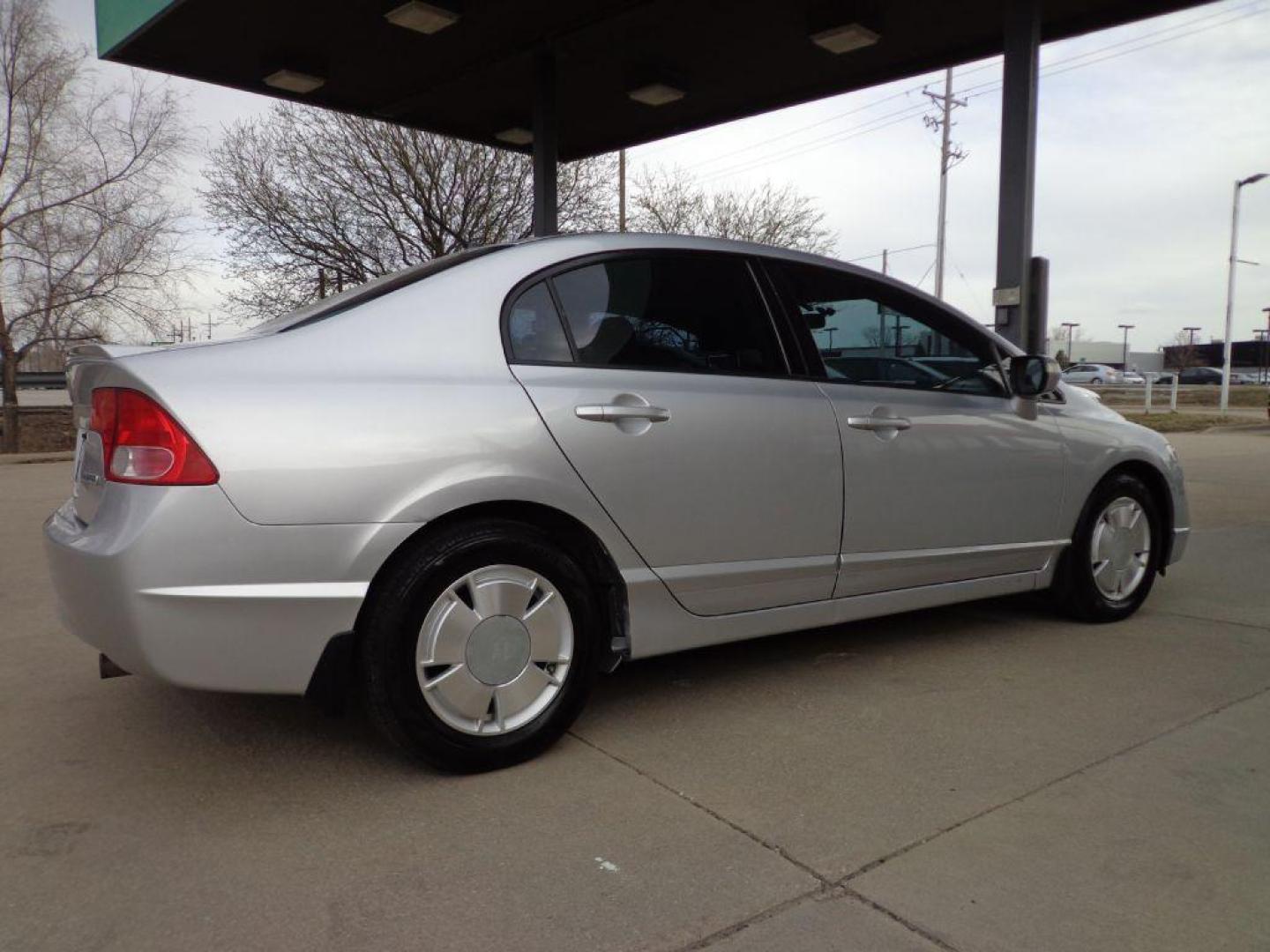 2008 SILVER HONDA CIVIC HYBRID (JHMFA36228S) with an 1.3L engine, Continuously Variable transmission, located at 6610 L St., Omaha, NE, 68117, (402) 731-7800, 41.212872, -96.014702 - 2-OWNER TRADE-IN, CLEAN CARFAX, PRE-INSPECTED, NEWER TIRES, RUNS AND DRIVES GREAT! *****We have found that most customers do the majority of their shopping online before visiting a dealership. For this reason we feel it necessary to have a competitive price on our used vehicles right up front. - Photo#3