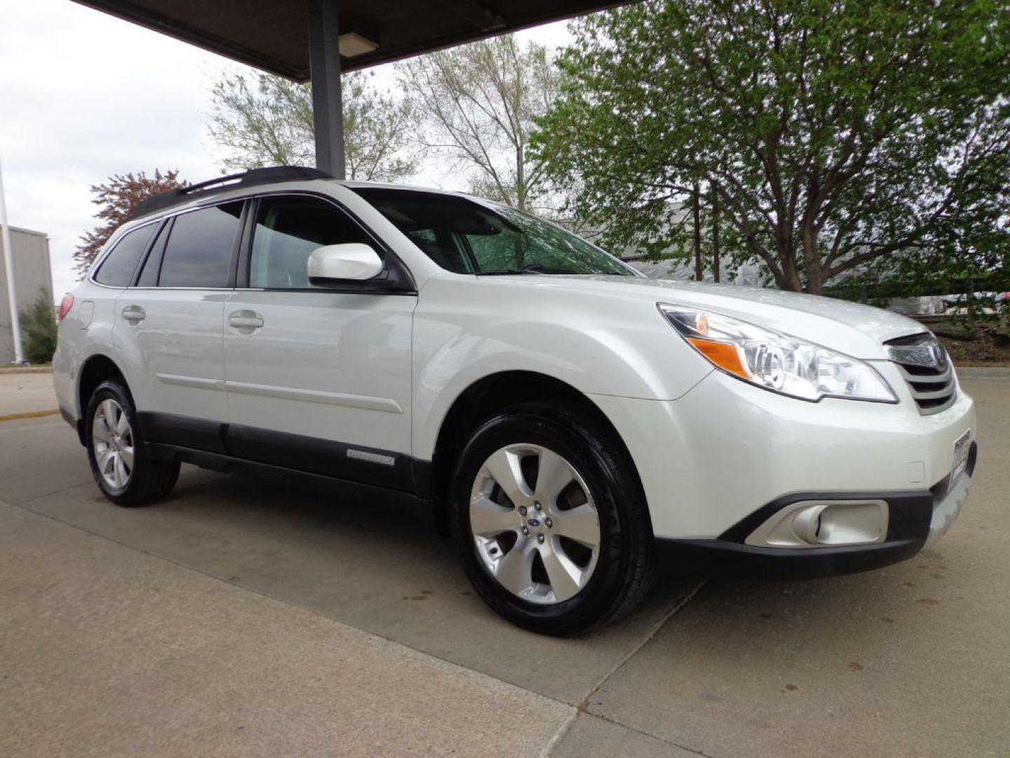 2012 WHITE SUBARU OUTBACK 3.6R LIMITED (4S4BRDLC8C2) with an 3.6L engine, Automatic transmission, located at 6610 L St., Omaha, NE, 68117, (402) 731-7800, 41.212872, -96.014702 - 1-OWNER CLEAN CARFAX LOW MILEAGE LOADED WITH HEATED LEATHER, SUNROOF, NAV, BACKUP CAM AND NEWER TIRES! *****We have found that most customers do the majority of their shopping online before visiting a dealership. For this reason we feel it necessary to have a competitive price on our used vehic - Photo#2