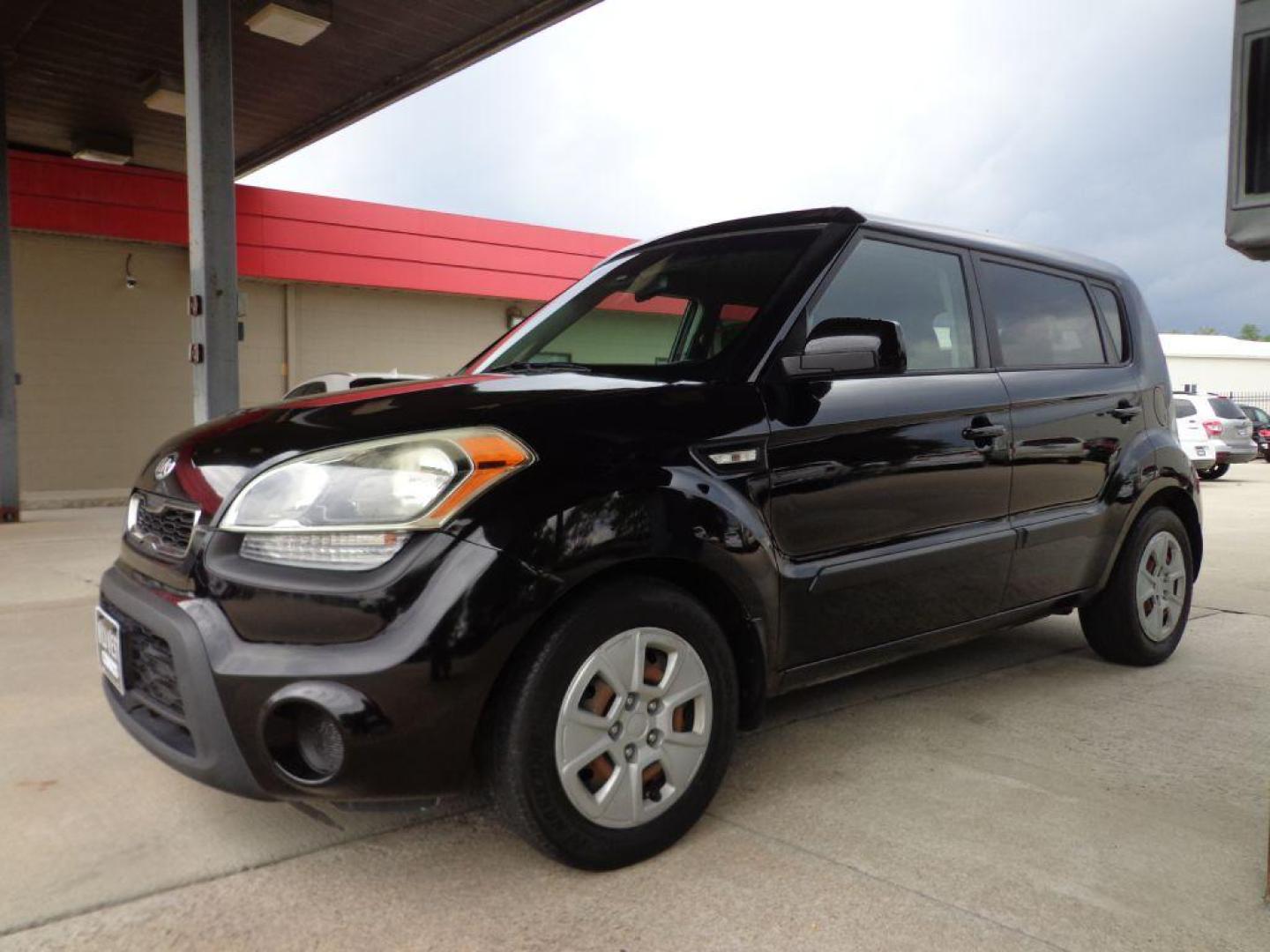 2013 BLACK KIA SOUL (KNDJT2A57D7) with an 1.6L engine, Automatic transmission, located at 6610 L St., Omaha, NE, 68117, (402) 731-7800, 41.212872, -96.014702 - Photo#0