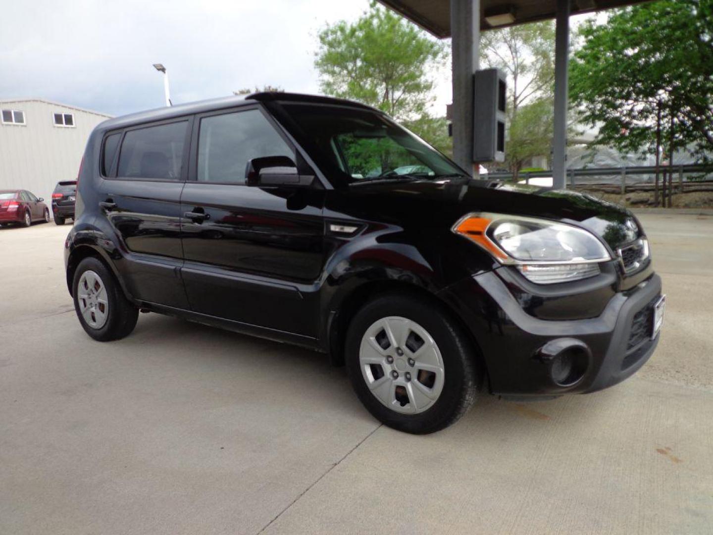 2013 BLACK KIA SOUL (KNDJT2A57D7) with an 1.6L engine, Automatic transmission, located at 6610 L St., Omaha, NE, 68117, (402) 731-7800, 41.212872, -96.014702 - Photo#2