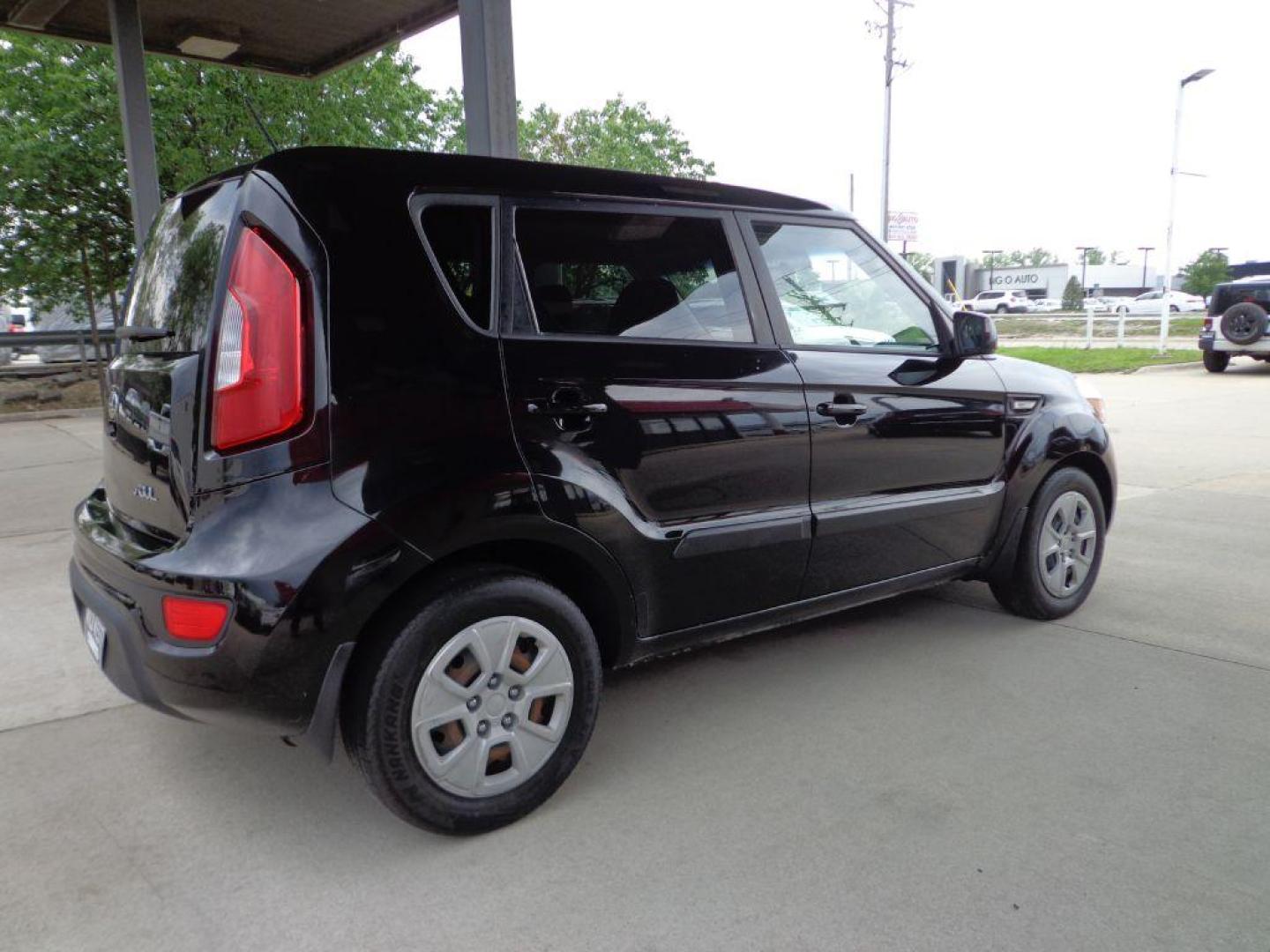 2013 BLACK KIA SOUL (KNDJT2A57D7) with an 1.6L engine, Automatic transmission, located at 6610 L St., Omaha, NE, 68117, (402) 731-7800, 41.212872, -96.014702 - Photo#3