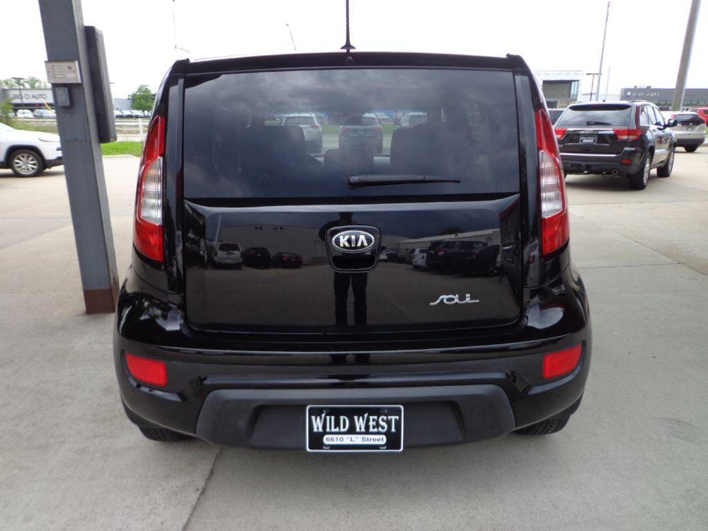 2013 BLACK KIA SOUL (KNDJT2A57D7) with an 1.6L engine, Automatic transmission, located at 6610 L St., Omaha, NE, 68117, (402) 731-7800, 41.212872, -96.014702 - Photo#4