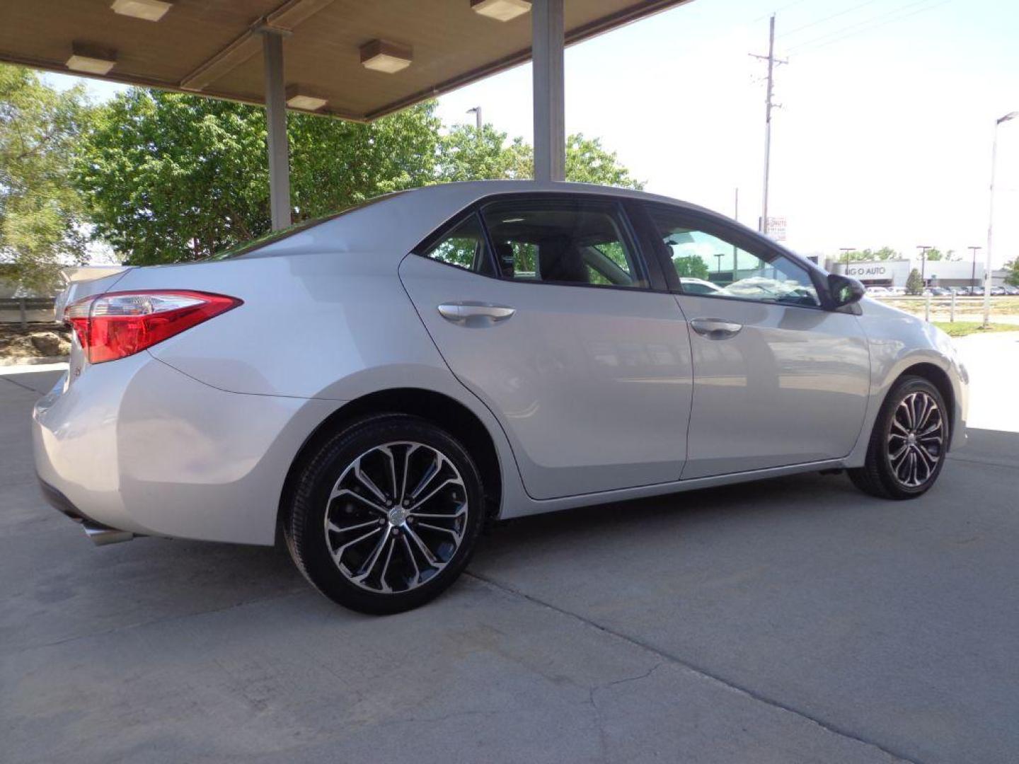 2014 SILVER TOYOTA COROLLA S (2T1BURHE5EC) with an 1.8L engine, Automatic transmission, located at 6610 L St., Omaha, NE, 68117, (402) 731-7800, 41.212872, -96.014702 - SHARP S MODEL WITH A CLEAN CARFAX, SUNROOF, BLOOTOOTH AUDIO, NAV AND NEWER TIRES!***** We have found that most customers do the majority of their shopping online before visiting a dealership. For this reason we feel it necessary to have a competitive price on our used vehicles right up front. - Photo#3