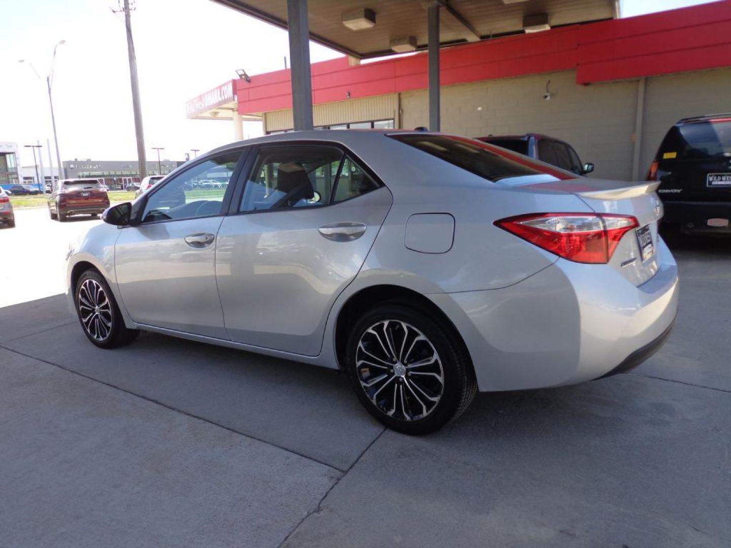 2014 SILVER TOYOTA COROLLA S (2T1BURHE5EC) with an 1.8L engine, Automatic transmission, located at 6610 L St., Omaha, NE, 68117, (402) 731-7800, 41.212872, -96.014702 - SHARP S MODEL WITH A CLEAN CARFAX, SUNROOF, BLOOTOOTH AUDIO, NAV AND NEWER TIRES!***** We have found that most customers do the majority of their shopping online before visiting a dealership. For this reason we feel it necessary to have a competitive price on our used vehicles right up front. - Photo#5