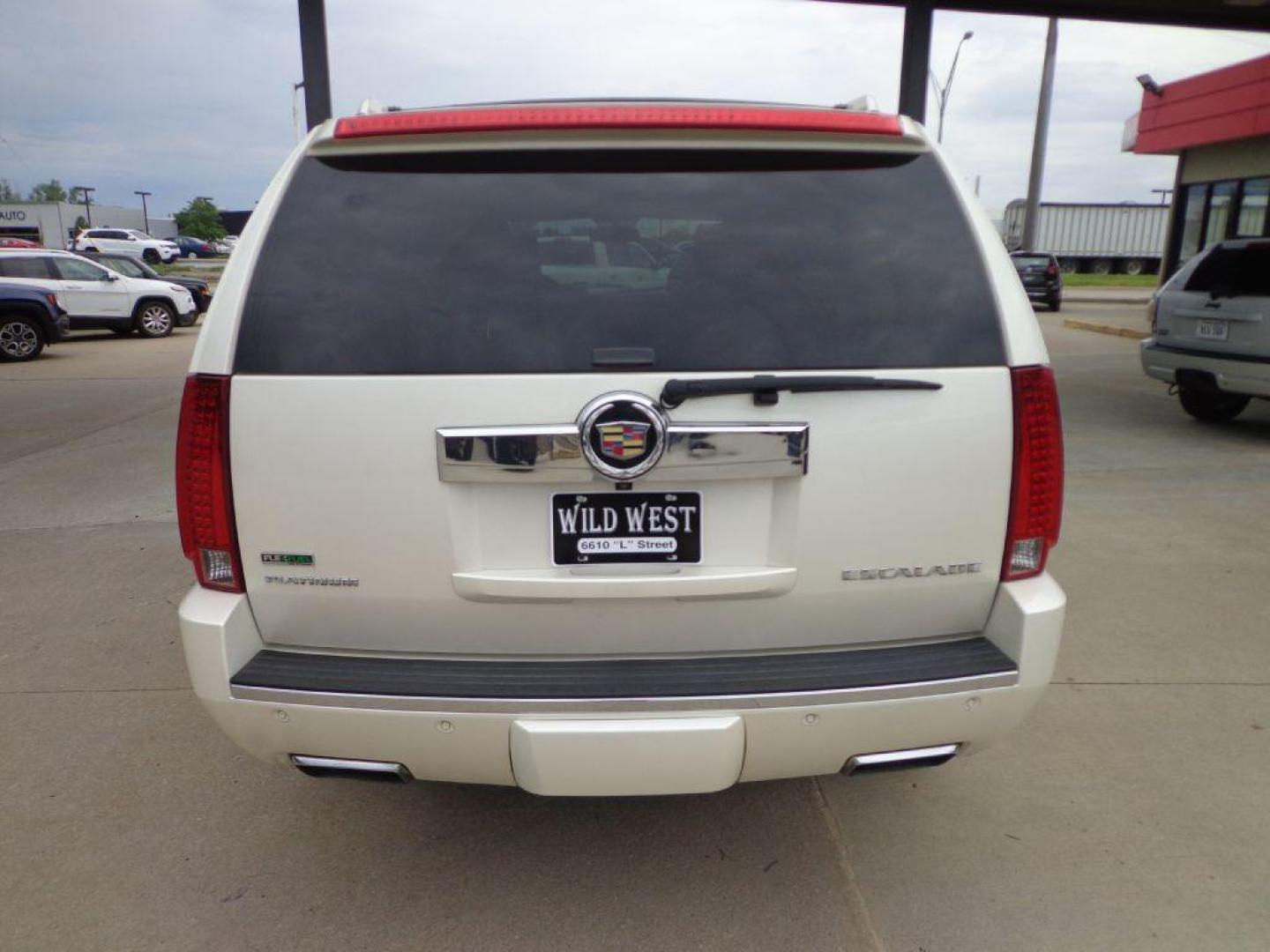 2012 WHITE CADILLAC ESCALADE PLATINUM (1GYS4DEF8CR) with an 6.2L engine, Automatic transmission, located at 6610 L St., Omaha, NE, 68117, (402) 731-7800, 41.212872, -96.014702 - 1-OWNER CLEAN CARFAX LOW MILEAGE PLATINUM EDITION LOADED WITH OPTIONS AND NEWER TIRES! *****We have found that most customers do the majority of their shopping online before visiting a dealership. For this reason we feel it necessary to have a competitive price on our used vehicles right up fro - Photo#4