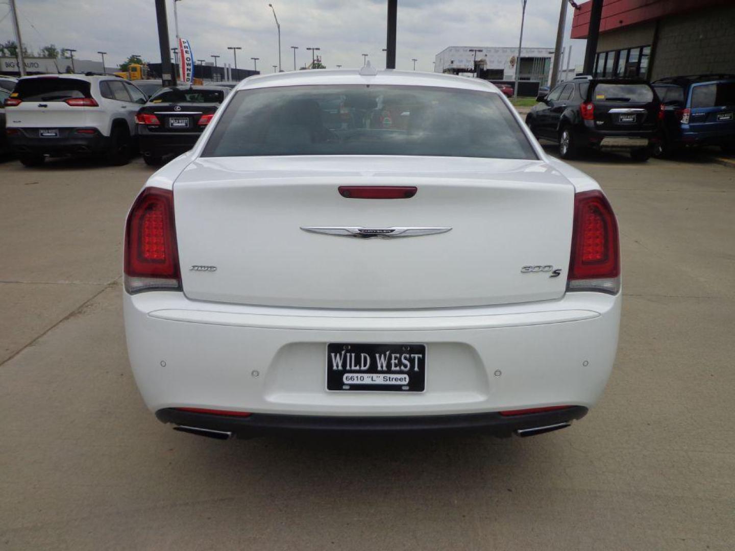 2017 WHITE CHRYSLER 300 S (2C3CCAGG5HH) with an 3.6L engine, Automatic transmission, located at 6610 L St., Omaha, NE, 68117, (402) 731-7800, 41.212872, -96.014702 - Photo#4