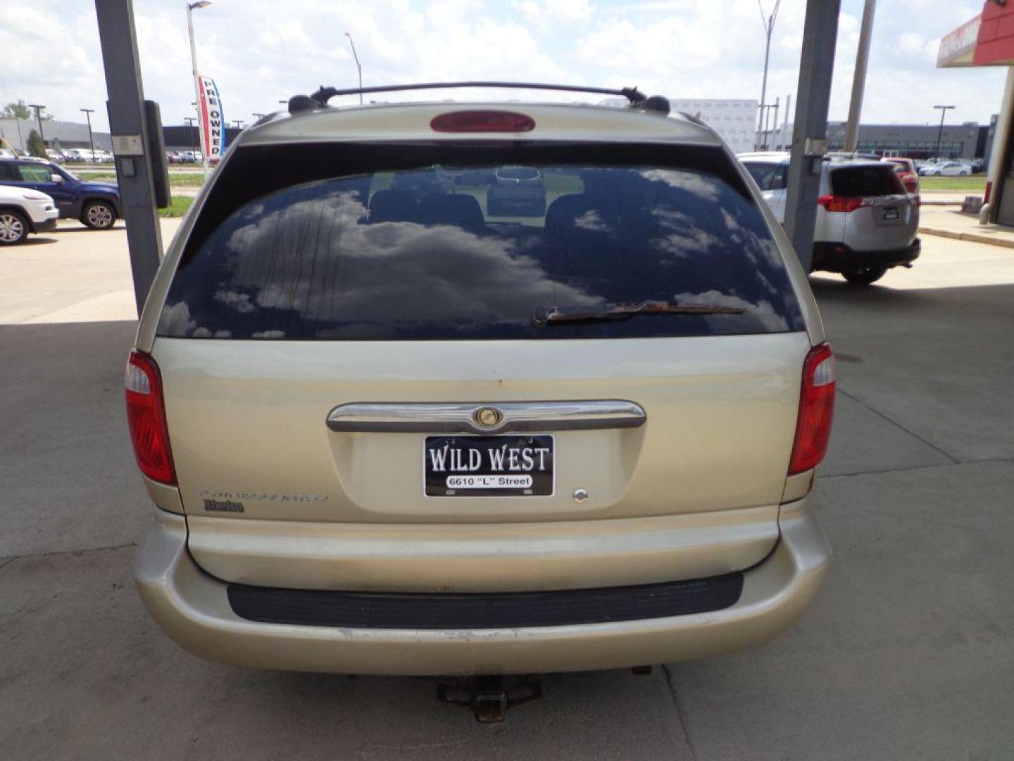 2006 TAN CHRYSLER TOWN and COUNTRY (1A4GP45R36B) with an 3.3L engine, Automatic transmission, located at 6610 L St., Omaha, NE, 68117, (402) 731-7800, 41.212872, -96.014702 - Photo#4