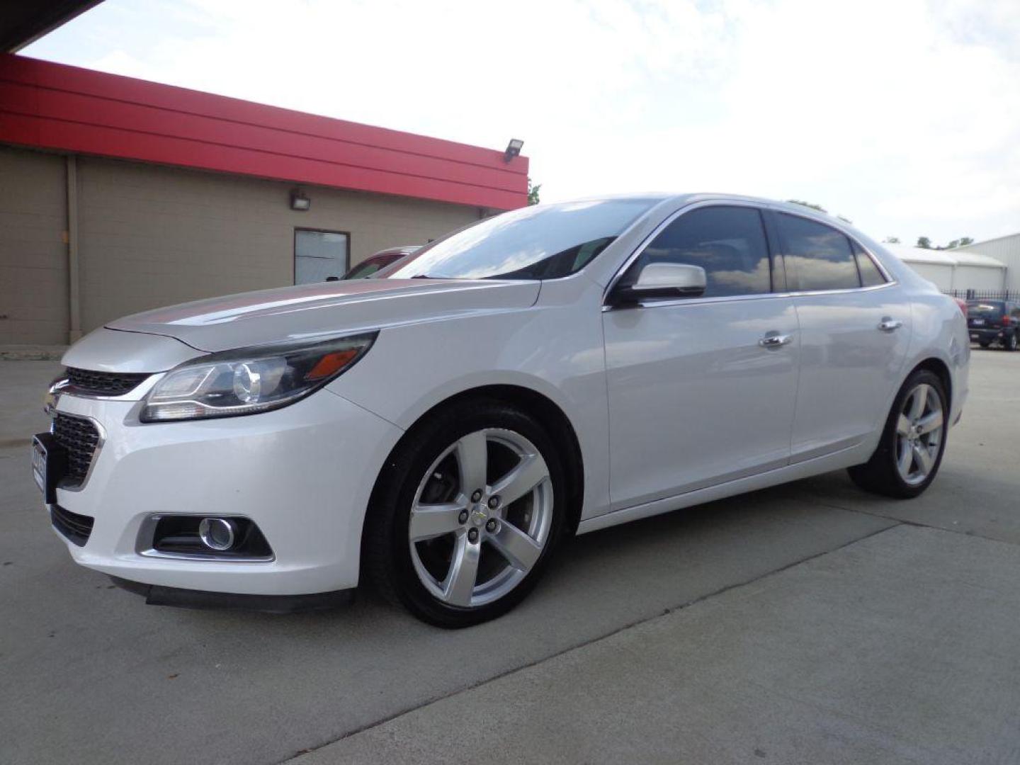 2015 WHITE CHEVROLET MALIBU LTZ (1G11G5SX0FF) with an 2.0L engine, Automatic transmission, located at 6610 L St., Omaha, NE, 68117, (402) 731-7800, 41.212872, -96.014702 - SHARP LTZ WITH A CLEAN CARFAX LOADED WITH OPTIONS! *****We have found that most customers do the majority of their shopping online before visiting a dealership. For this reason we feel it necessary to have a competitive price on our used vehicles right up front. We spend time researching the - Photo#0