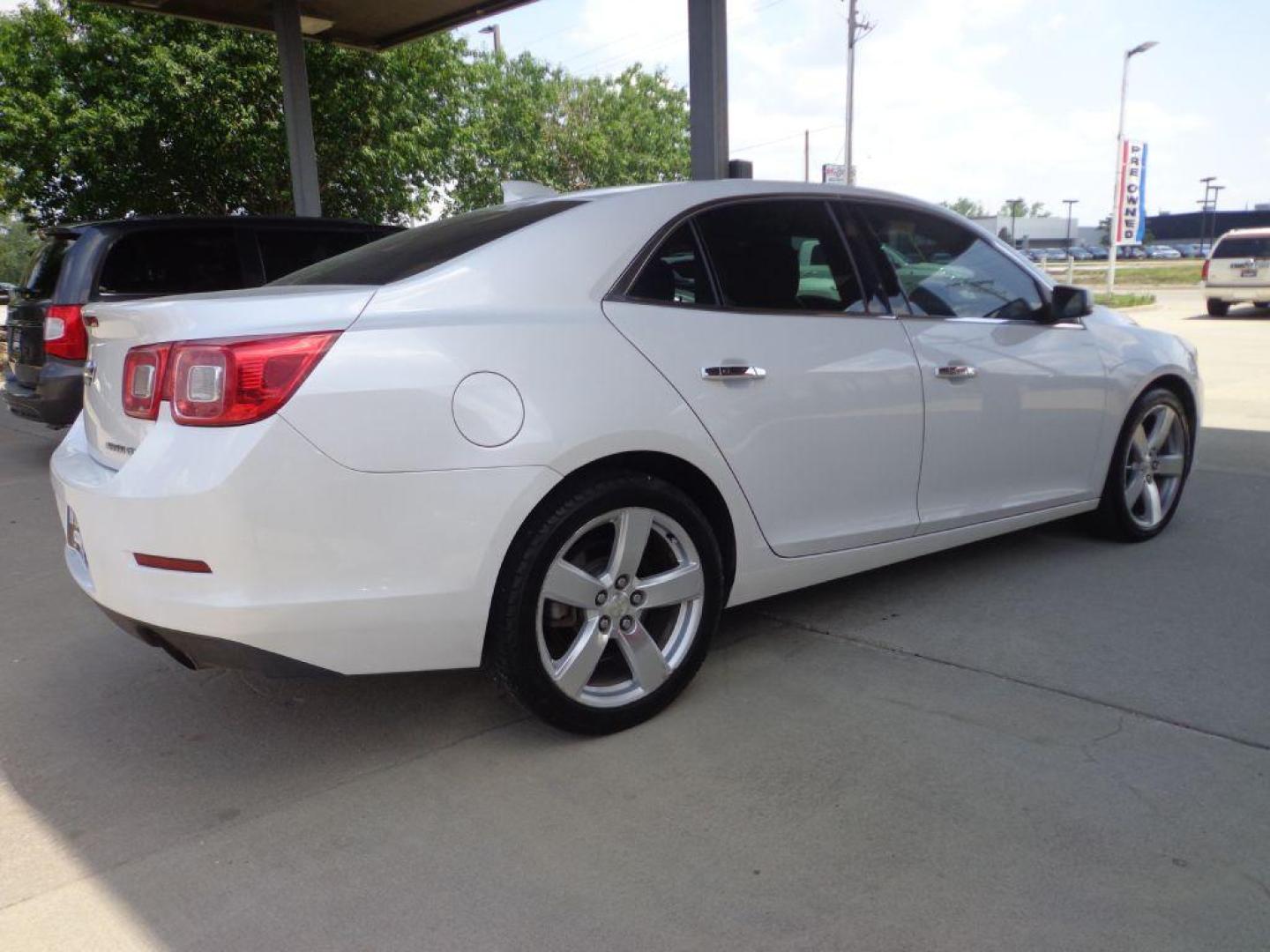 2015 WHITE CHEVROLET MALIBU LTZ (1G11G5SX0FF) with an 2.0L engine, Automatic transmission, located at 6610 L St., Omaha, NE, 68117, (402) 731-7800, 41.212872, -96.014702 - SHARP LTZ WITH A CLEAN CARFAX LOADED WITH OPTIONS! *****We have found that most customers do the majority of their shopping online before visiting a dealership. For this reason we feel it necessary to have a competitive price on our used vehicles right up front. We spend time researching the - Photo#3