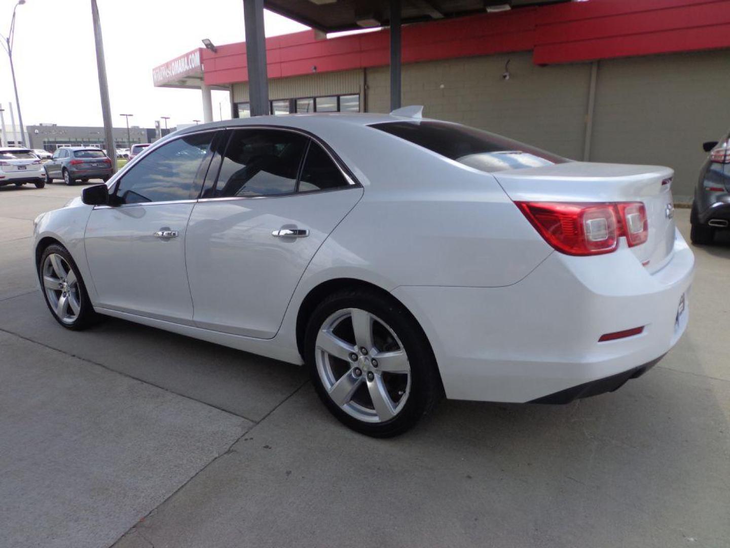 2015 WHITE CHEVROLET MALIBU LTZ (1G11G5SX0FF) with an 2.0L engine, Automatic transmission, located at 6610 L St., Omaha, NE, 68117, (402) 731-7800, 41.212872, -96.014702 - SHARP LTZ WITH A CLEAN CARFAX LOADED WITH OPTIONS! *****We have found that most customers do the majority of their shopping online before visiting a dealership. For this reason we feel it necessary to have a competitive price on our used vehicles right up front. We spend time researching the - Photo#5