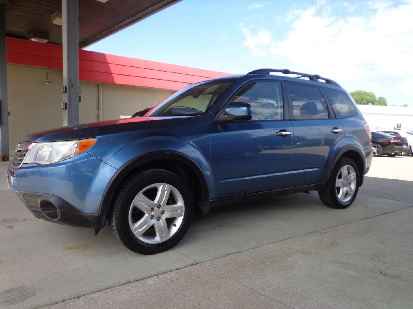 2009 BLUE SUBARU FORESTER 2.5X PREMIUM (JF2SH63639H) with an 2.5L engine, Automatic transmission, located at 6610 L St., Omaha, NE, 68117, (402) 731-7800, 41.212872, -96.014702 - LOW MILEAGE FORESTER IN GOOD CONDITION WITH A CLEAN CARFAX! *****We have found that most customers do the majority of their shopping online before visiting a dealership. For this reason we feel it necessary to have a competitive price on our used vehicles right up front. We spend time researchi - Photo#0