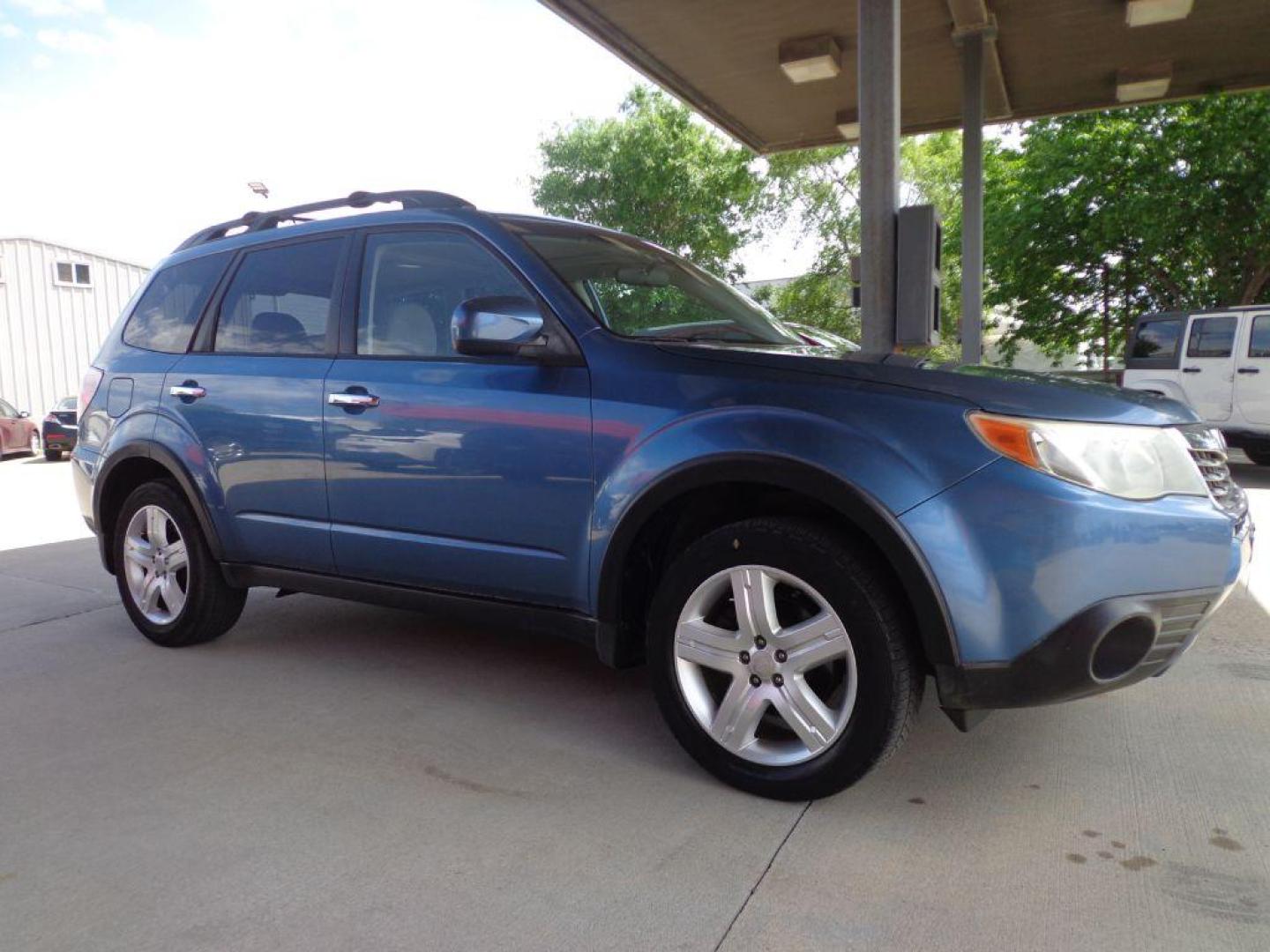 2009 BLUE SUBARU FORESTER 2.5X PREMIUM (JF2SH63639H) with an 2.5L engine, Automatic transmission, located at 6610 L St., Omaha, NE, 68117, (402) 731-7800, 41.212872, -96.014702 - LOW MILEAGE FORESTER IN GOOD CONDITION WITH A CLEAN CARFAX! *****We have found that most customers do the majority of their shopping online before visiting a dealership. For this reason we feel it necessary to have a competitive price on our used vehicles right up front. We spend time researchi - Photo#2