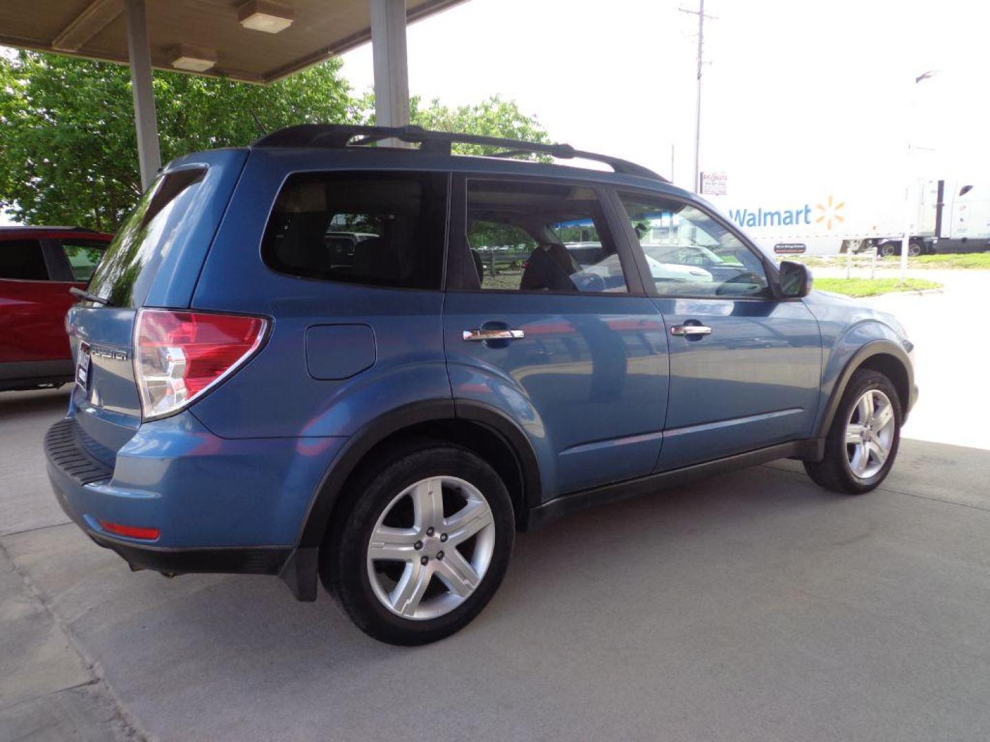 2009 BLUE SUBARU FORESTER 2.5X PREMIUM (JF2SH63639H) with an 2.5L engine, Automatic transmission, located at 6610 L St., Omaha, NE, 68117, (402) 731-7800, 41.212872, -96.014702 - LOW MILEAGE FORESTER IN GOOD CONDITION WITH A CLEAN CARFAX! *****We have found that most customers do the majority of their shopping online before visiting a dealership. For this reason we feel it necessary to have a competitive price on our used vehicles right up front. We spend time researchi - Photo#3