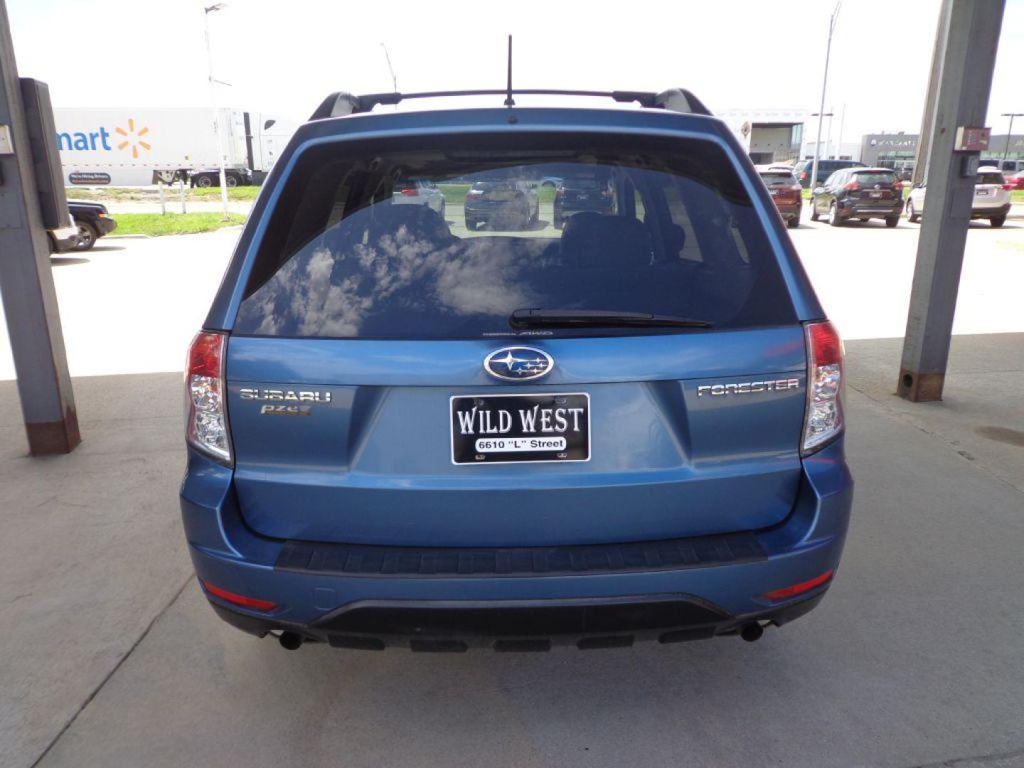 2009 BLUE SUBARU FORESTER 2.5X PREMIUM (JF2SH63639H) with an 2.5L engine, Automatic transmission, located at 6610 L St., Omaha, NE, 68117, (402) 731-7800, 41.212872, -96.014702 - LOW MILEAGE FORESTER IN GOOD CONDITION WITH A CLEAN CARFAX! *****We have found that most customers do the majority of their shopping online before visiting a dealership. For this reason we feel it necessary to have a competitive price on our used vehicles right up front. We spend time researchi - Photo#4