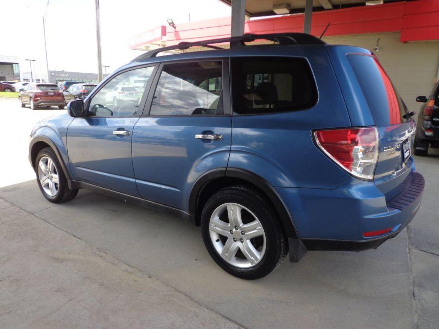 2009 BLUE SUBARU FORESTER 2.5X PREMIUM (JF2SH63639H) with an 2.5L engine, Automatic transmission, located at 6610 L St., Omaha, NE, 68117, (402) 731-7800, 41.212872, -96.014702 - LOW MILEAGE FORESTER IN GOOD CONDITION WITH A CLEAN CARFAX! *****We have found that most customers do the majority of their shopping online before visiting a dealership. For this reason we feel it necessary to have a competitive price on our used vehicles right up front. We spend time researchi - Photo#5