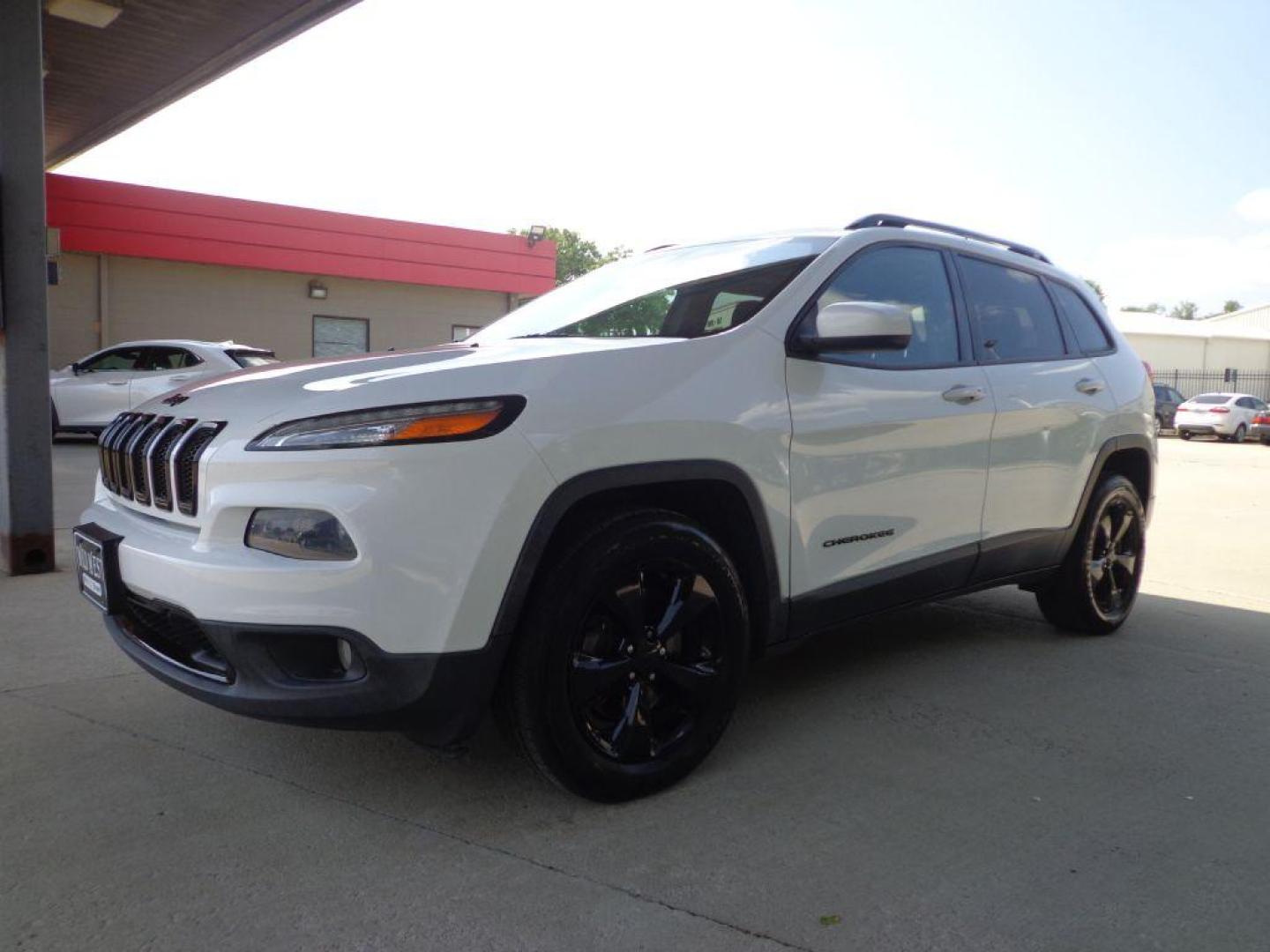 2015 WHITE JEEP CHEROKEE LATITUDE (1C4PJMCS9FW) with an 3.2L engine, Automatic transmission, located at 6610 L St., Omaha, NE, 68117, (402) 731-7800, 41.212872, -96.014702 - Photo#0