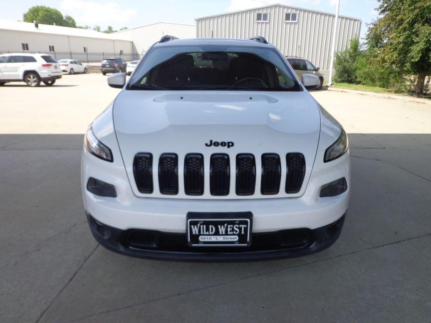 2015 WHITE JEEP CHEROKEE LATITUDE (1C4PJMCS9FW) with an 3.2L engine, Automatic transmission, located at 6610 L St., Omaha, NE, 68117, (402) 731-7800, 41.212872, -96.014702 - Photo#1