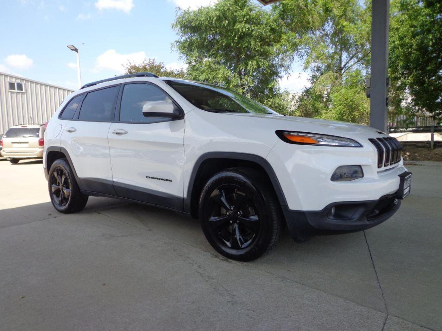 2015 WHITE JEEP CHEROKEE LATITUDE (1C4PJMCS9FW) with an 3.2L engine, Automatic transmission, located at 6610 L St., Omaha, NE, 68117, (402) 731-7800, 41.212872, -96.014702 - Photo#2