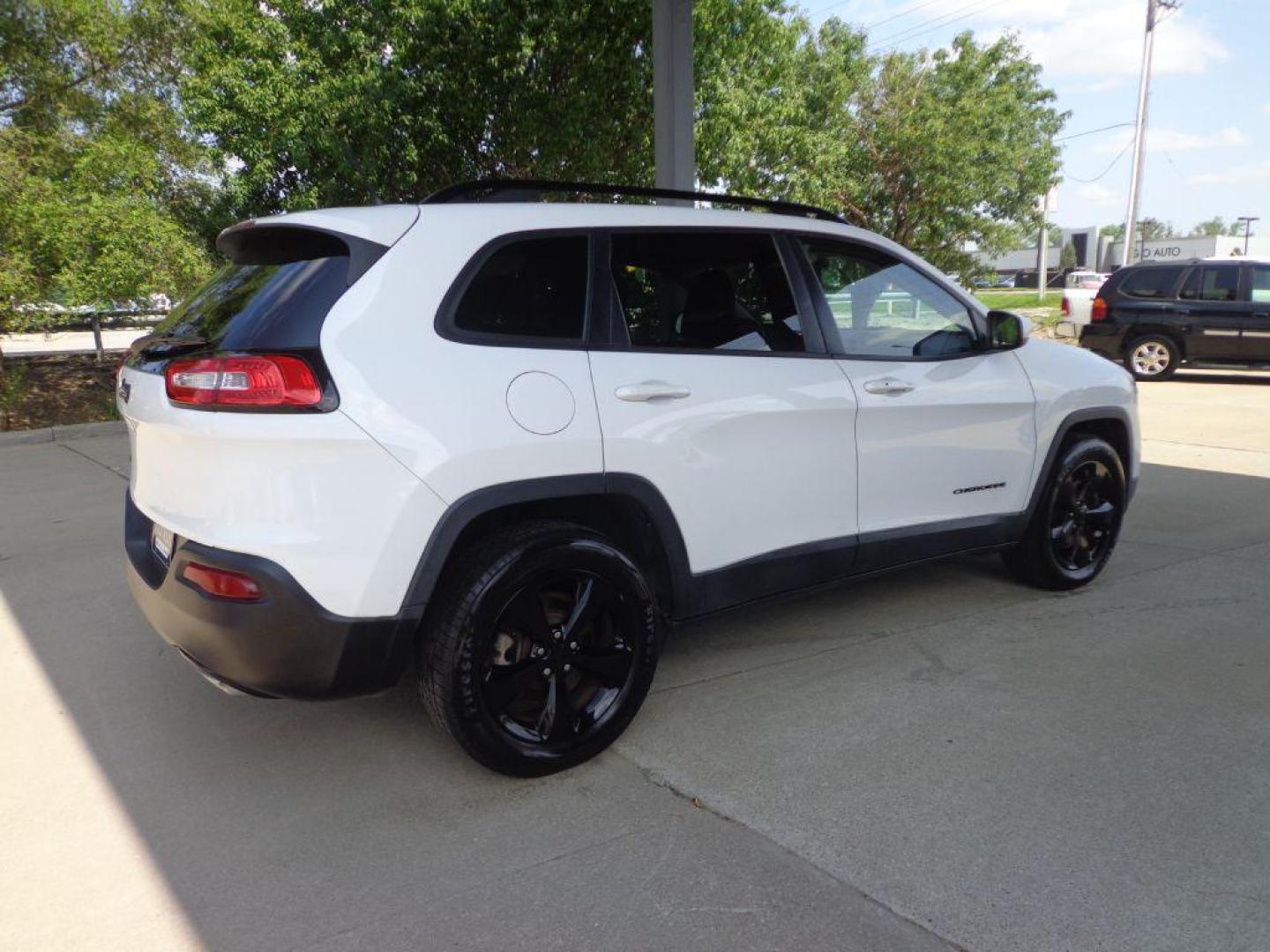 2015 WHITE JEEP CHEROKEE LATITUDE (1C4PJMCS9FW) with an 3.2L engine, Automatic transmission, located at 6610 L St., Omaha, NE, 68117, (402) 731-7800, 41.212872, -96.014702 - Photo#3