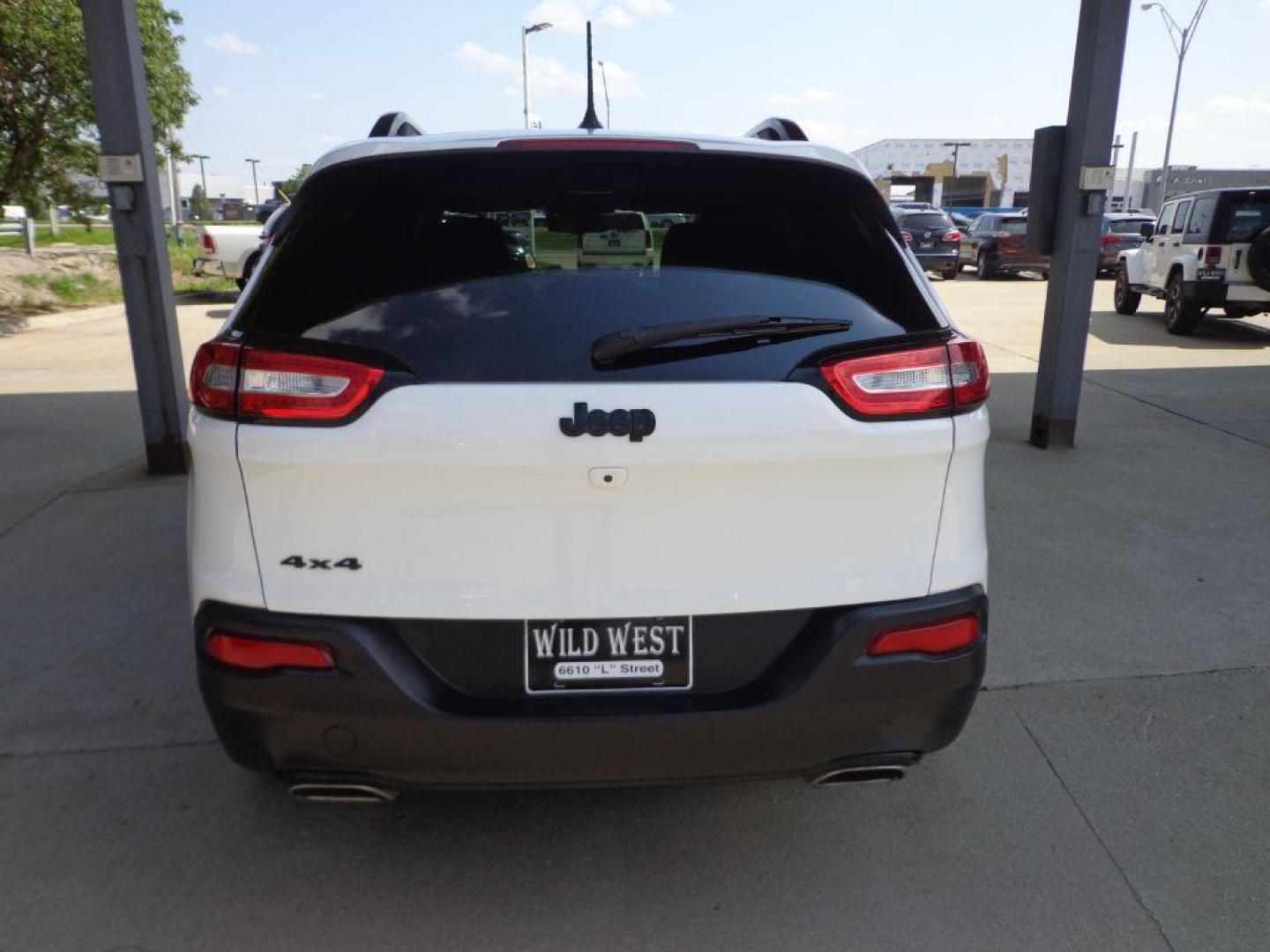 2015 WHITE JEEP CHEROKEE LATITUDE (1C4PJMCS9FW) with an 3.2L engine, Automatic transmission, located at 6610 L St., Omaha, NE, 68117, (402) 731-7800, 41.212872, -96.014702 - Photo#4