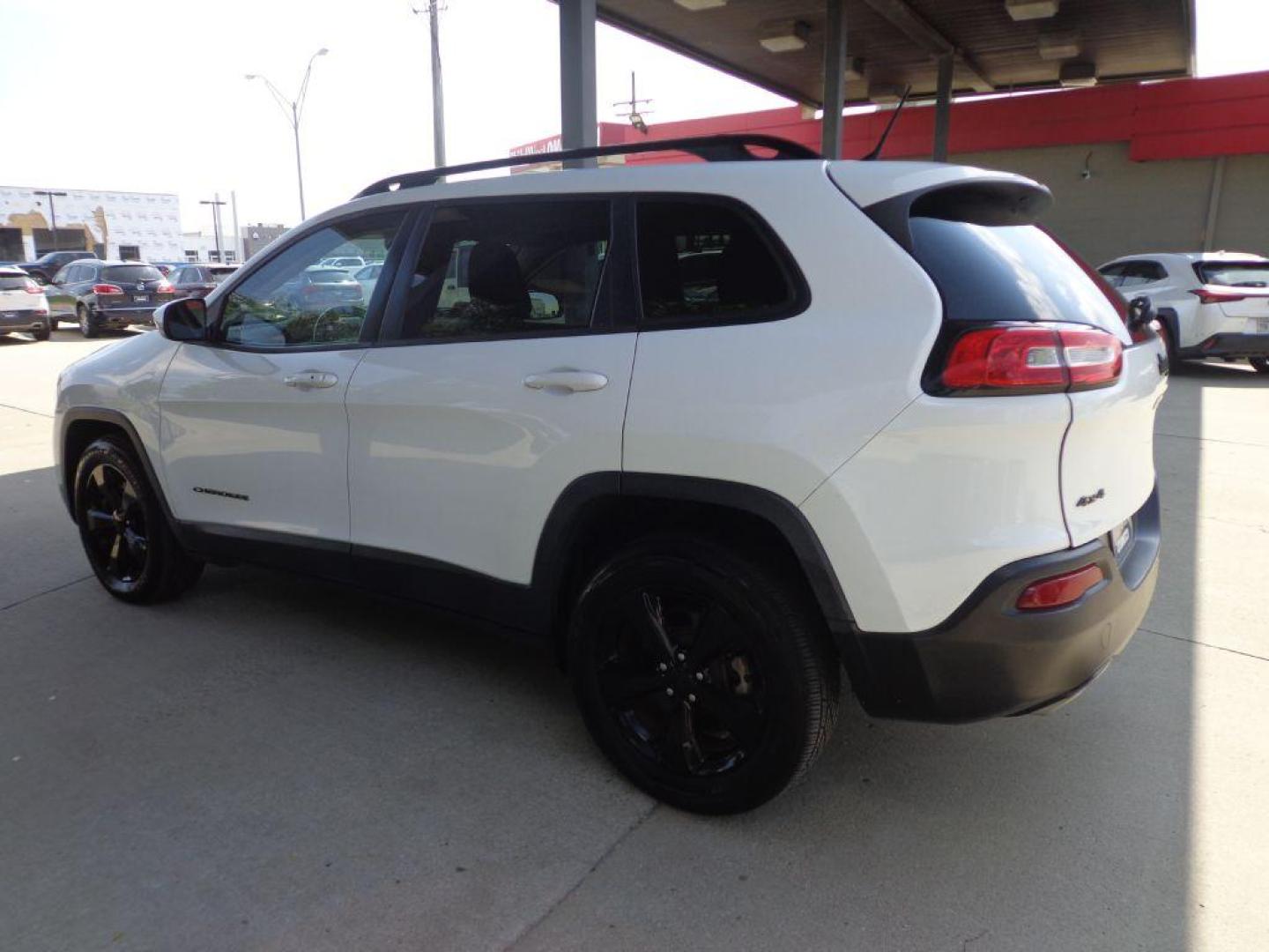 2015 WHITE JEEP CHEROKEE LATITUDE (1C4PJMCS9FW) with an 3.2L engine, Automatic transmission, located at 6610 L St., Omaha, NE, 68117, (402) 731-7800, 41.212872, -96.014702 - Photo#5